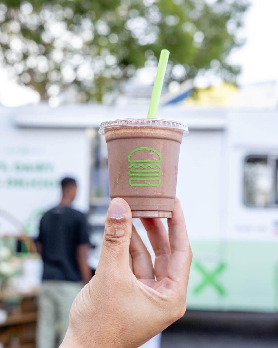 SHAKE SHACKさんのインスタグラム写真 - (SHAKE SHACKInstagram)「We all scream for...Non-Dairy Frozen Custard. 😎   Did you catch our truck roaming the streets of LA this weekend? Swipe to see our travels. And don't forget! Our Non-Dairy Frozen Custard and Shakes are available at Shacks across the U.S.」6月27日 23時59分 - shakeshack