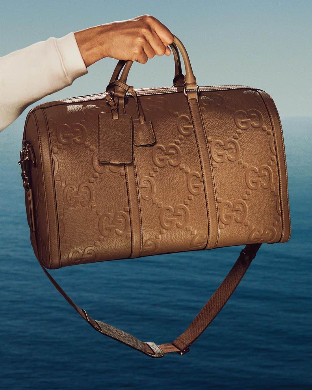 グッチのインスタグラム：「The House’s Gucci Valigeria collection presents travel essentials defined by signature motifs for a season of Gucci Summer Stories. Discover more at the link in bio.   #GucciSummerStories #GucciValigeria」