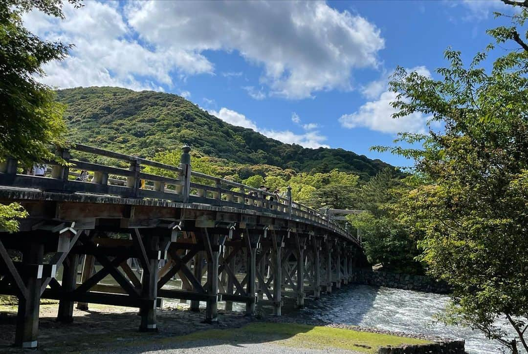 橘ゆりかさんのインスタグラム写真 - (橘ゆりかInstagram)「⁡ 「いい福みつけ旅」ロケで行った伊勢神宮⛩️ またまたこのメンバーでおかげ横丁にも再訪できてうれしかった日☺️☺️ ⁡ この頃はまだ5月くらいだったけど写真見返しても 自然のパワーを感じるし前回は冬に行ったから 新緑と川の清涼感を感じる季節に行けてよかったぁ🌱✨ ⁡ 伊勢うどんは収録中には冷たいものを 休憩中には温かいものをいただいてそれぞれ もにょっと食感でおいしかったなぁ♡ ⁡ お餅好きにはたまらん赤福氷もっかい食べたーい🍧 ⁡ ⁡ ⁡ #いい福みつけ旅 #伊勢神宮 #おかげ横丁 #伊勢旅行 #左から #橘ゆりか #福盛訓之 さん #倉田瑠夏 #奈良テレビ #ロケ #ふくすけ #伊勢うどん #赤福氷 #氷活 #かき氷 #パワースポット #新緑 #自然いっぱい #伊勢神宮おかげ横丁」6月27日 23時52分 - yuricalcal