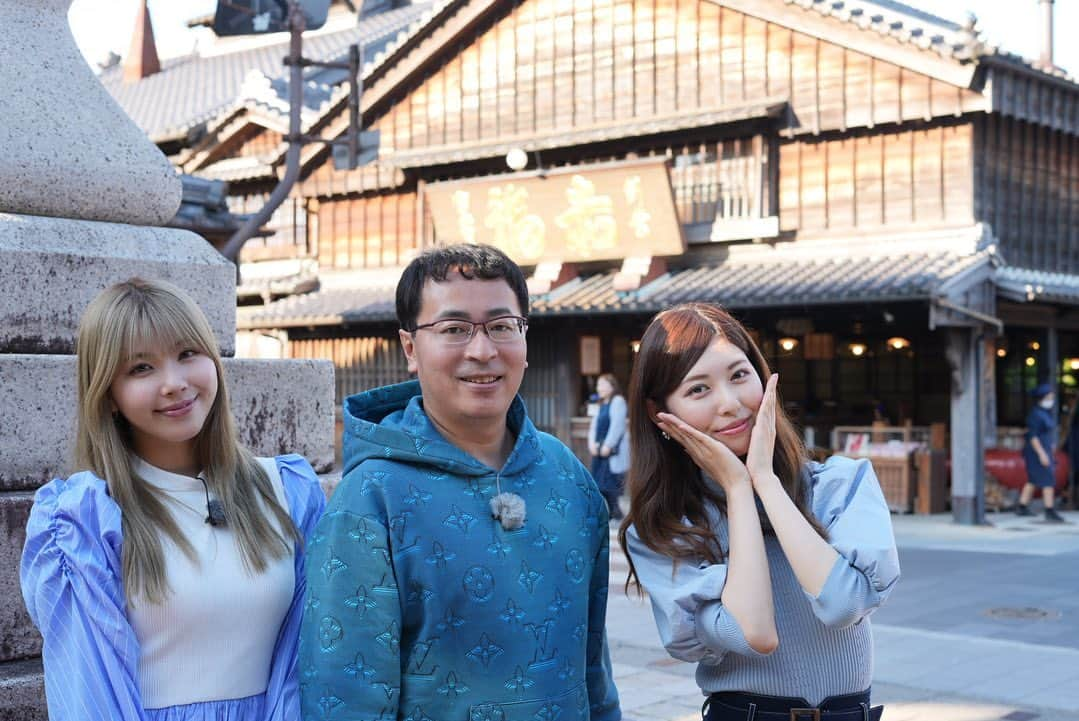 橘ゆりかさんのインスタグラム写真 - (橘ゆりかInstagram)「⁡ 「いい福みつけ旅」ロケで行った伊勢神宮⛩️ またまたこのメンバーでおかげ横丁にも再訪できてうれしかった日☺️☺️ ⁡ この頃はまだ5月くらいだったけど写真見返しても 自然のパワーを感じるし前回は冬に行ったから 新緑と川の清涼感を感じる季節に行けてよかったぁ🌱✨ ⁡ 伊勢うどんは収録中には冷たいものを 休憩中には温かいものをいただいてそれぞれ もにょっと食感でおいしかったなぁ♡ ⁡ お餅好きにはたまらん赤福氷もっかい食べたーい🍧 ⁡ ⁡ ⁡ #いい福みつけ旅 #伊勢神宮 #おかげ横丁 #伊勢旅行 #左から #橘ゆりか #福盛訓之 さん #倉田瑠夏 #奈良テレビ #ロケ #ふくすけ #伊勢うどん #赤福氷 #氷活 #かき氷 #パワースポット #新緑 #自然いっぱい #伊勢神宮おかげ横丁」6月27日 23時52分 - yuricalcal