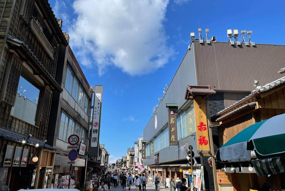 橘ゆりかさんのインスタグラム写真 - (橘ゆりかInstagram)「⁡ 「いい福みつけ旅」ロケで行った伊勢神宮⛩️ またまたこのメンバーでおかげ横丁にも再訪できてうれしかった日☺️☺️ ⁡ この頃はまだ5月くらいだったけど写真見返しても 自然のパワーを感じるし前回は冬に行ったから 新緑と川の清涼感を感じる季節に行けてよかったぁ🌱✨ ⁡ 伊勢うどんは収録中には冷たいものを 休憩中には温かいものをいただいてそれぞれ もにょっと食感でおいしかったなぁ♡ ⁡ お餅好きにはたまらん赤福氷もっかい食べたーい🍧 ⁡ ⁡ ⁡ #いい福みつけ旅 #伊勢神宮 #おかげ横丁 #伊勢旅行 #左から #橘ゆりか #福盛訓之 さん #倉田瑠夏 #奈良テレビ #ロケ #ふくすけ #伊勢うどん #赤福氷 #氷活 #かき氷 #パワースポット #新緑 #自然いっぱい #伊勢神宮おかげ横丁」6月27日 23時52分 - yuricalcal