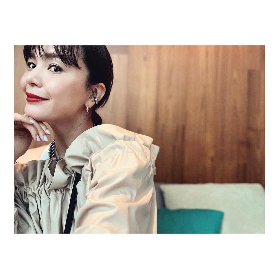 知花くららのインスタグラム：「ラジオの収録してきたよー📻 現場でなんと、大学の同期と再会✨ご縁だ！  そして明日は番組収録。 よし。寝よう。  みなさまも、どうぞよい夜を。」