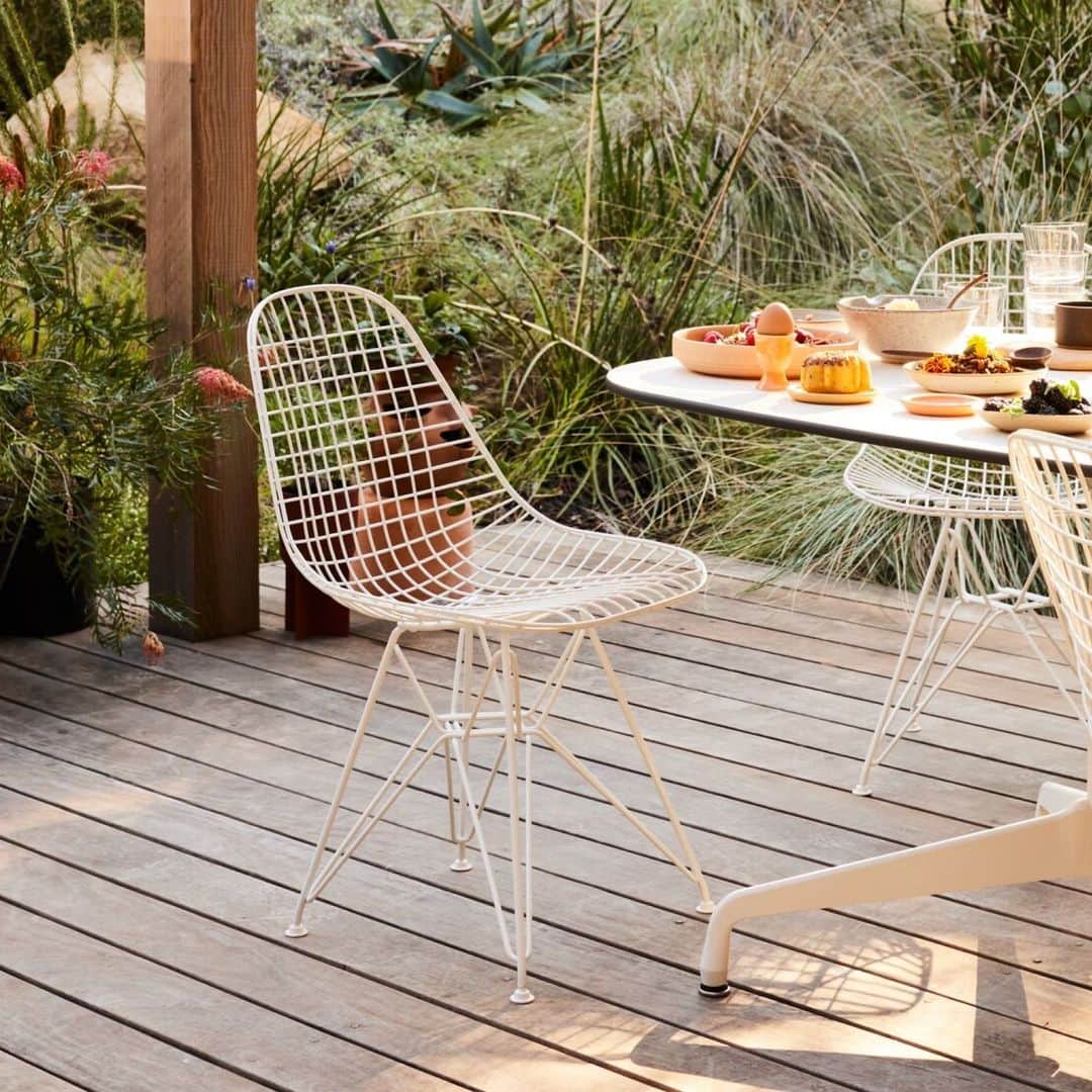 Herman Miller （ハーマンミラー）のインスタグラム：「Embrace summer days and nights with weather-resistant Eames Wire Chairs, which provide comfort with every sit. Tap the link in bio to shop the classic mesh forms, reimagined in new materials for beauty indoors and out.」