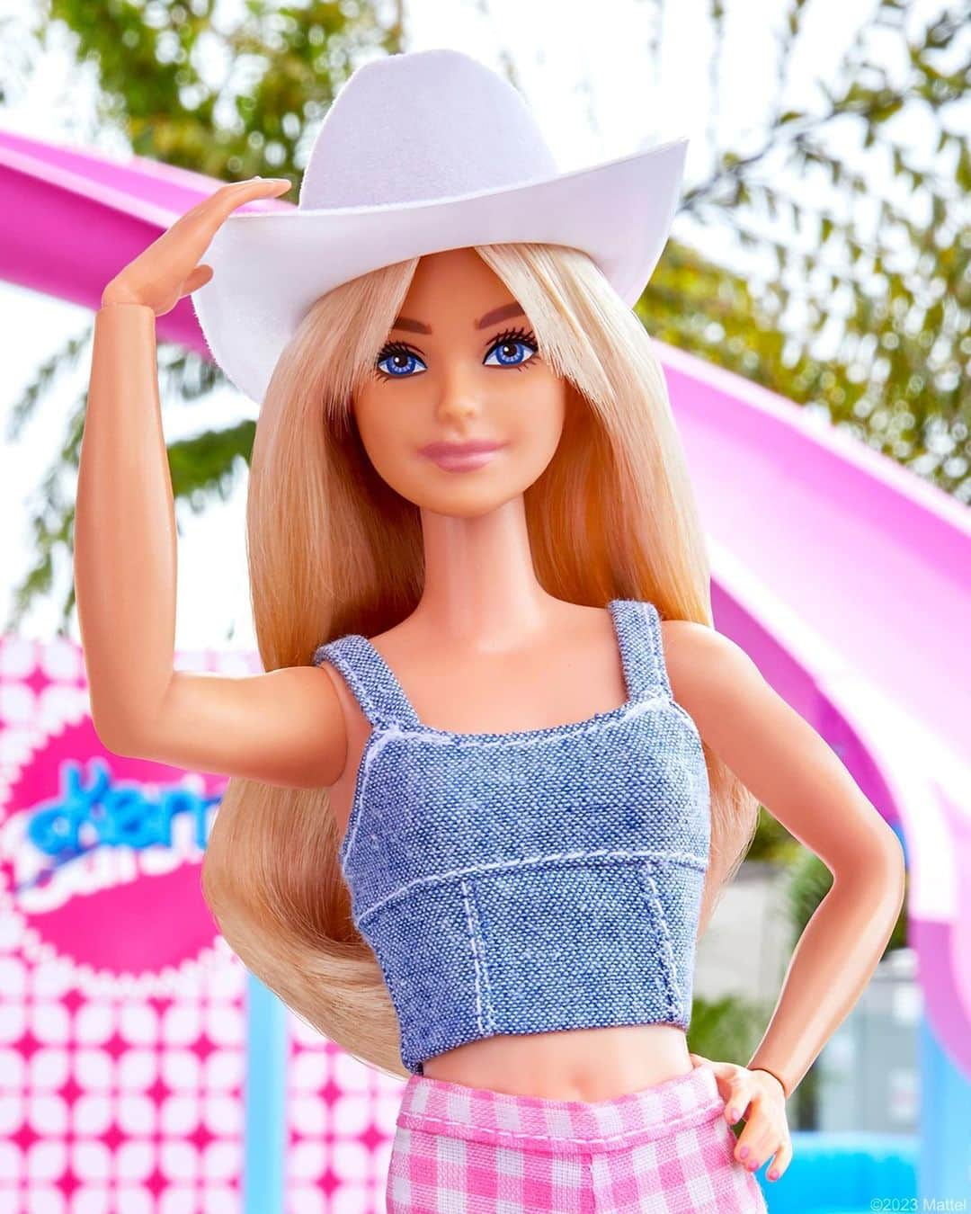 バービーさんのインスタグラム写真 - (バービーInstagram)「I’m bringing the Ken-rgy to the DreamHouse…⁠  Swipe for a sneak peek at my ✨improvements✨ to the Barbie Malibu DreamHouse, exclusively on @airbnb, July 17 at 10am PT. - Ken 🪩🤠 #BarbieTheMovie #barbie #barbiestyle⁠」6月28日 0時00分 - barbiestyle