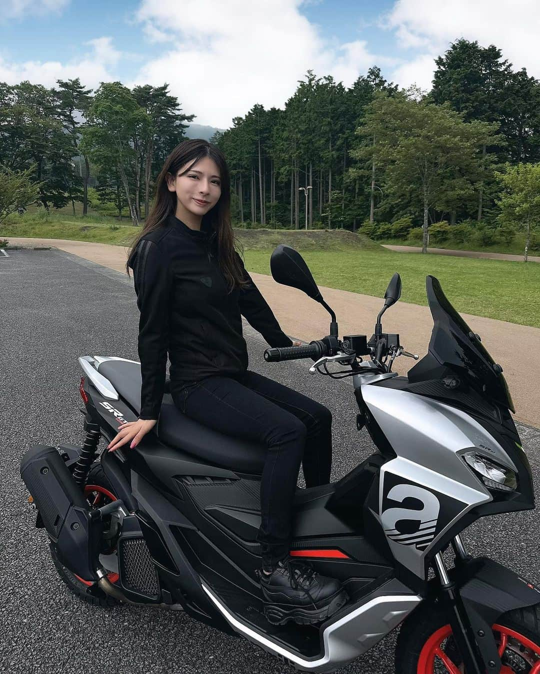 葉月美優さんのインスタグラム写真 - (葉月美優Instagram)「❥aprilia SR GT125でAdventure's (7/31発売)の撮影📸  乗りやすくて楽しかったです💕  来月は200ccで旅するので楽しみっ⁺⊹˚.⋆  Adventure's お楽しみにっ(ᐢ ܸ. .ܸ ᐢ)♡  #aprilia #srgt125 #srgt #スクーター #スクーターツーリング #小型バイク #バイク好きな人と繋がりたい #スクーター女子 #イタリアバイク #ツーリング #アドベンチャーバイク #adventurebike #bikegirl #racequeen #レースクイーン #バイク女子 #バイクツーリング #バイク旅 #バイク雑誌 #バイクファッション #kadoya #バイクのある風景 #touring #bikeride #モトブログ #バイク女子フォト #バイクウェア #バイク女子と繋がりたい」6月28日 0時01分 - miu_haduki