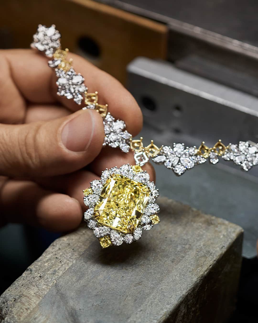 ハリー・ウィンストンのインスタグラム：「Like Mr. Winston, the Duchess of Windsor was an avid jewelry collector, with a particular affinity for yellow diamonds. Inspired by a magnificent 47.14 carat Flawless Fancy Intense yellow diamond necklace she purchased from Mr. Winston in 1951, the Duchess Necklace illuminates this royal connection. Tap the link in bio to learn more about the House’s brilliant royal legacy. #HarryWinston #WinstonHighJewelry」