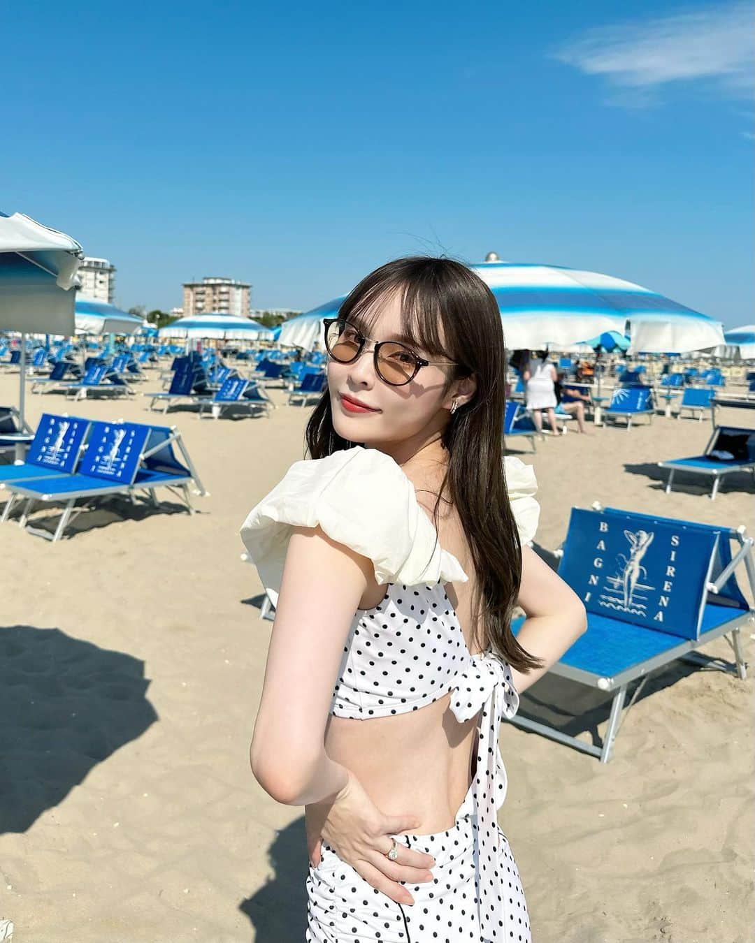 磯田 ひかる(Hikaru Isoda) のインスタグラム：「こんばんは♡ 昨日はサンマリノ共和国に行く途中ある、イタリアのRiminiという街に行きました☺️  ビーチリゾートで夏になるとヨーロッパ中から1-2ヶ月バカンスする為に観光客が訪れたり、夏休みを利用してイタリアの語学留学に来る人も多いところらしい🇮🇹  とにかく大きなビーチにパラソルが沢山あるのが印象的！ 街はコンパクトだけど、道も綺麗で人もそこまで多くなくてすごく好きな街だった🥰 Riminiにイタリア語留学いってみたいと思ってしまった🥺  水着は @lily_brown_official 🤍」