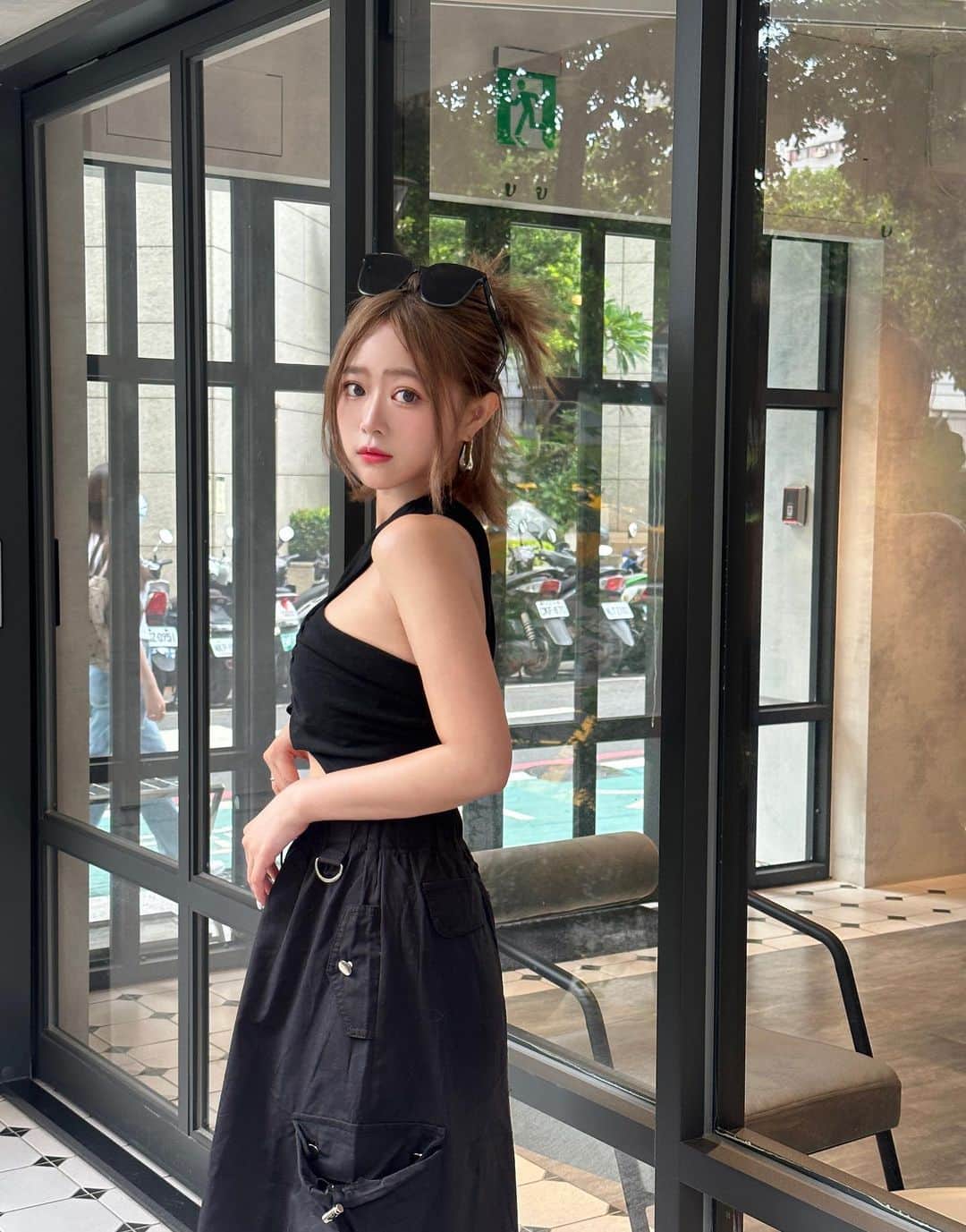 徐薇涵（Wei Han Xu）のインスタグラム：「🖤💗 昨天跟姐妹聚會急著發文 沒打文案🤣 這裡是 @ellecafetaiwan  飲料餐點都粉粉的 意外的好吃😋  質感髮色 @boooo_holly_  工裝裙 @caco_tw」