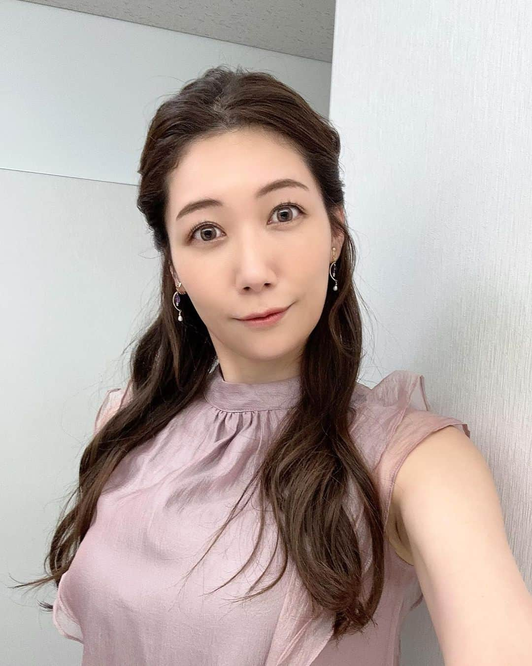 穂川果音さんのインスタグラム写真 - (穂川果音Instagram)「hairstyle  ハーフアップです😊  earrings→ @shaha_handmade  #ナチュラルヘア #大人めコーデ #ダウンスタイル　#イヤリング　#ゆる巻きヘア　#アベプラ　#お天気お姉さんコーデ　#大人めヘアアレンジ #ゆる巻き　#ゆる巻きアレンジ #お天気キャスター　#hairstyle #hairarrange #6月コーデ #ハーフアップアレンジ　#ハーフアップ」6月28日 0時16分 - hokawakanonn