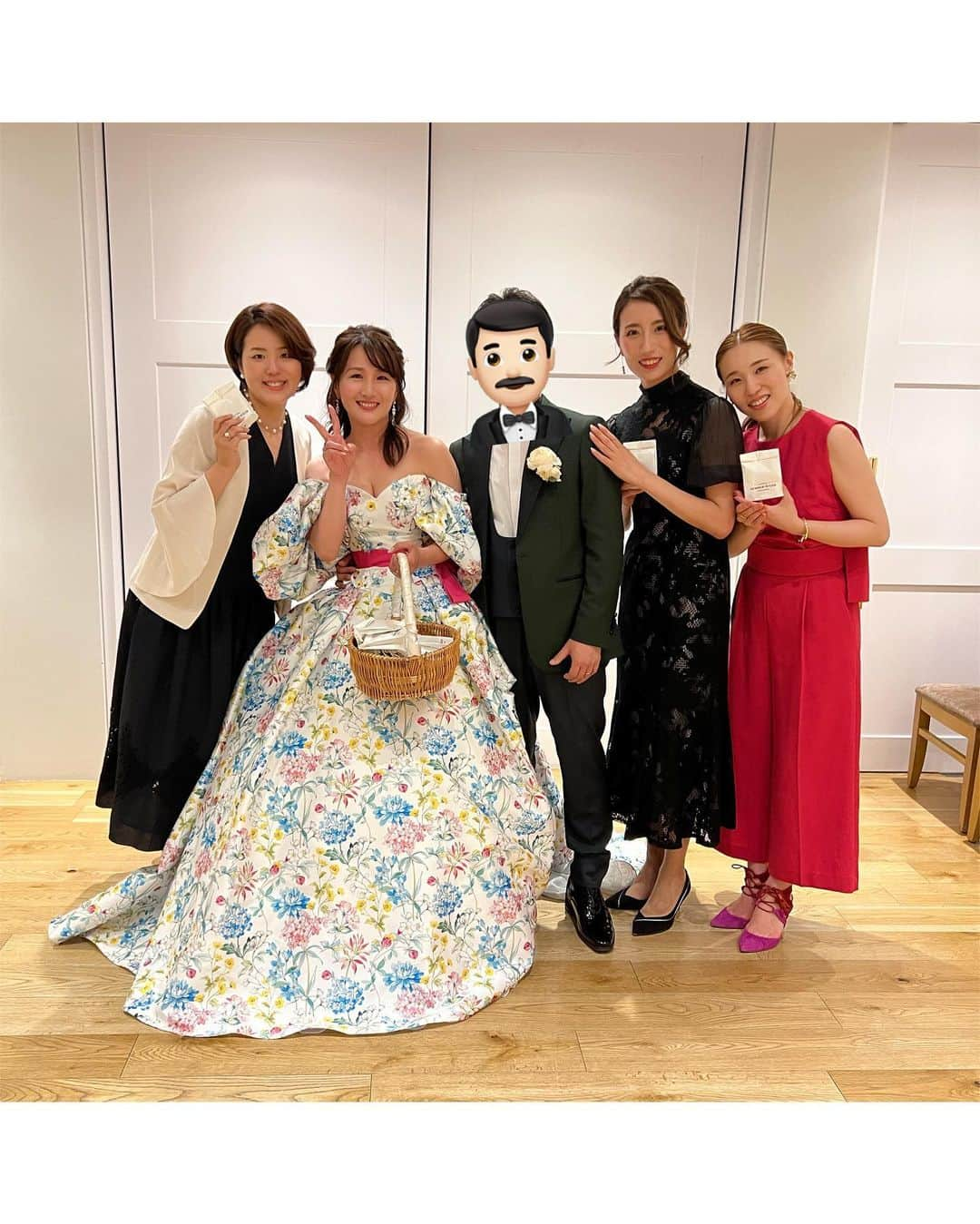 朝風れいさんのインスタグラム写真 - (朝風れいInstagram)「🤍🩵💐👰‍♀️🩵🤍  𝓗𝓪𝓹𝓹𝔂 𝓦𝓮𝓭𝓭𝓲𝓷𝓰🩷💜🩵💚💛🧡  花嫁が可愛過ぎて…🥹  チャペルに入って来た瞬間も、幸せそうな笑顔も、色んな人の愛に包まれてる姿も、プロフィールムービーの幼少期のちーも、ずーっと泣けちゃいました🥹  16歳の頃出会って、ちーの優しさや可愛らしさ、強さや弱さも、全部とは言わずとも、私なりに知ってるから…この大切な日の一部を一緒に作れたのは、本当に幸せだった💖  相棒は3枚目を見ての通り、梢です😂 一個上さんのラビさんに撮ってもらったから、お調子者の顔してるけど、手元はしっかり仕事してるの、めちゃウケるよサイコー⏱️🤪  末永くお幸せに！！！！！」6月28日 0時09分 - rei.wd