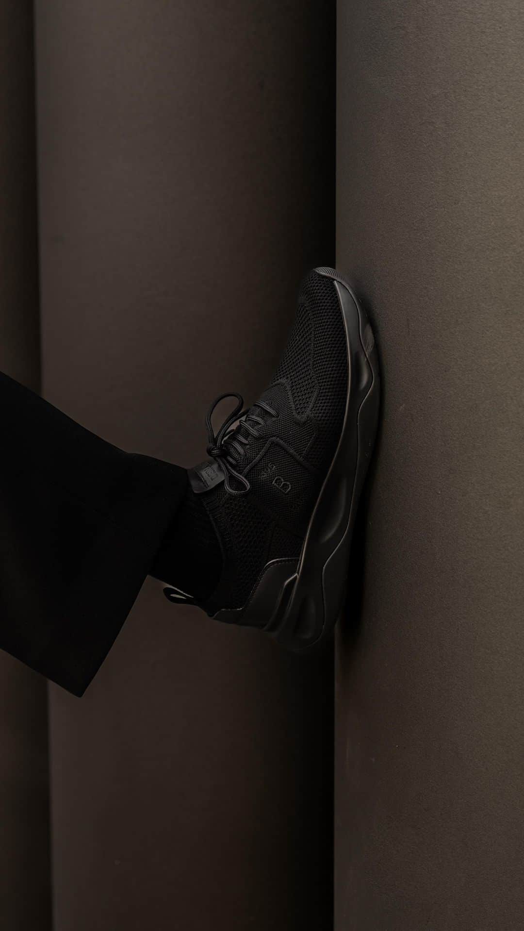 ベルルッティのインスタグラム：「Get ready with me x @berluti 🌞  Un look all black pour accompagner les sneakers Shadow que j’ai également choisi en noir ✔️ Black on black, vous en pensez quoi ?   6h00 : réveil.  6h20 : petit déjeuner & café +++   6h45 : yoga 🧘🏻‍♂️ J’essaye toujours de faire minimum 4 séances de yoga par semaine.   7h45 : douche + skincare.  8h15 : get ready x @berluti ✔️ Sac @berluti + les sneakers Shadow pour être comfy pour la journée.  9h00 : shooting + travail. Je travaille en général à la maison mais j’aime bien alterner avec des coffee shops pour me poser ✍️   ——  Get ready with me x @berluti 🌞  An all-black outfit to go with the Shadow sneakers I also chose in black ✔️ Black on black, what do you think?   6:00am: get up.  6:20 am: breakfast & coffee +++   6:45am: yoga 🧘🏻‍♂️ I always try to do at least 4 yoga sessions per week.   7.45am: shower + skincare.  8:15am: get ready x @berluti ✔️ @berluti bag + Shadow sneakers to be comfy for the day.  9:00am: shoot + work. I usually work from home, but I like to alternate with coffee shops ✍️  #BERLUTI #BERLUTISHADOW   *collaboration commerciale rémunérée」