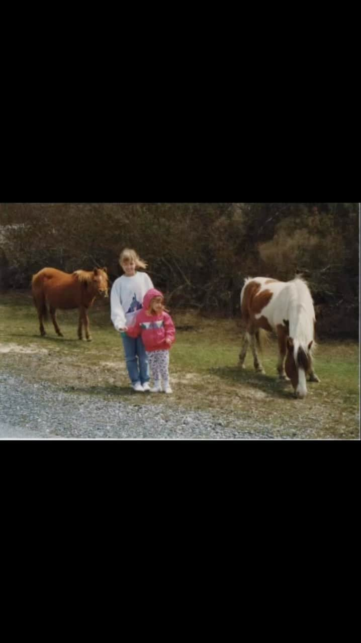 ベス・ベアーズのインスタグラム：「😍 🐴👯‍♀️ @emmiddough」