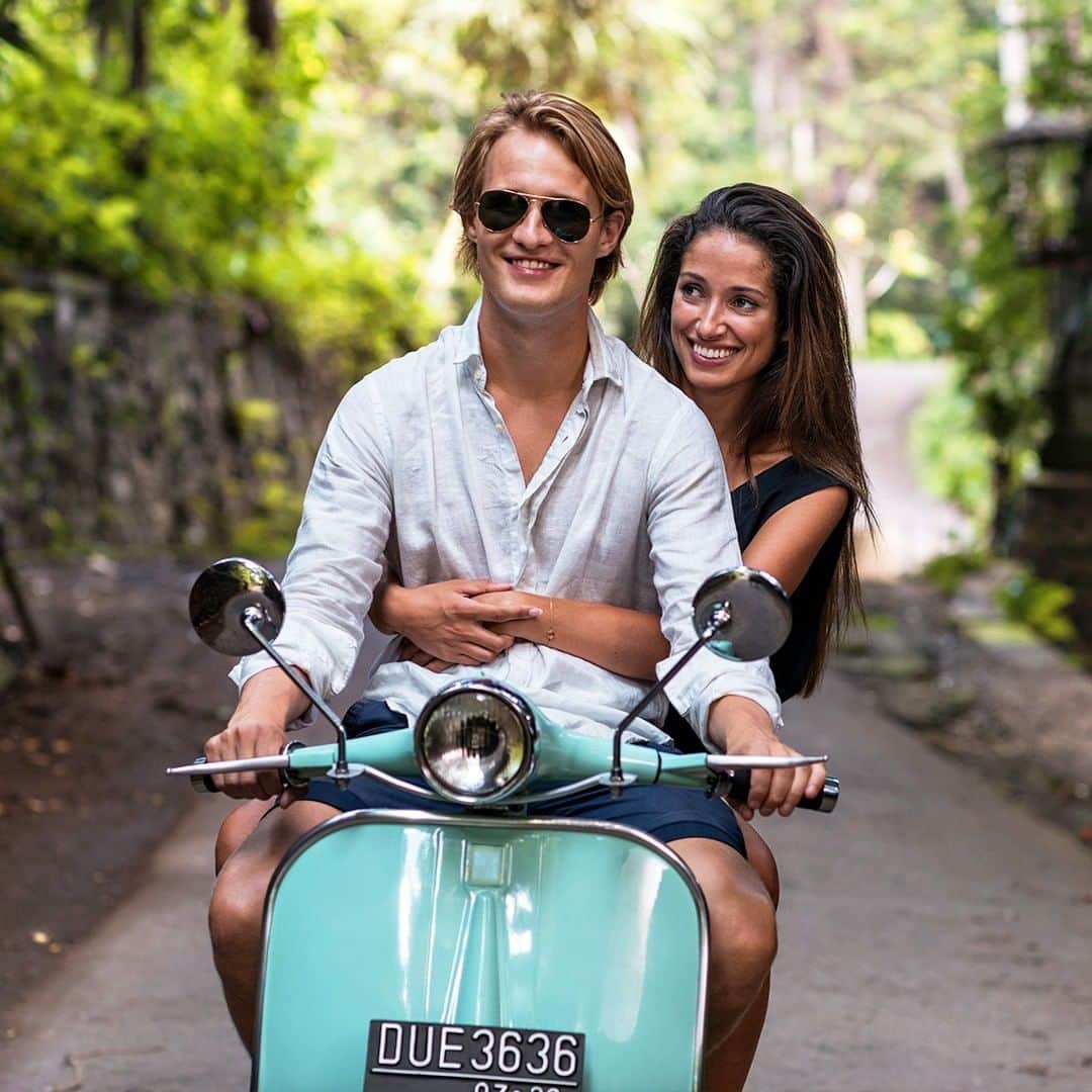 のインスタグラム：「Never go on trips with anyone you do not love. 🛵💙  #icewatch #iceclearsunset #love #couple #fun #trip #summer #holidays」