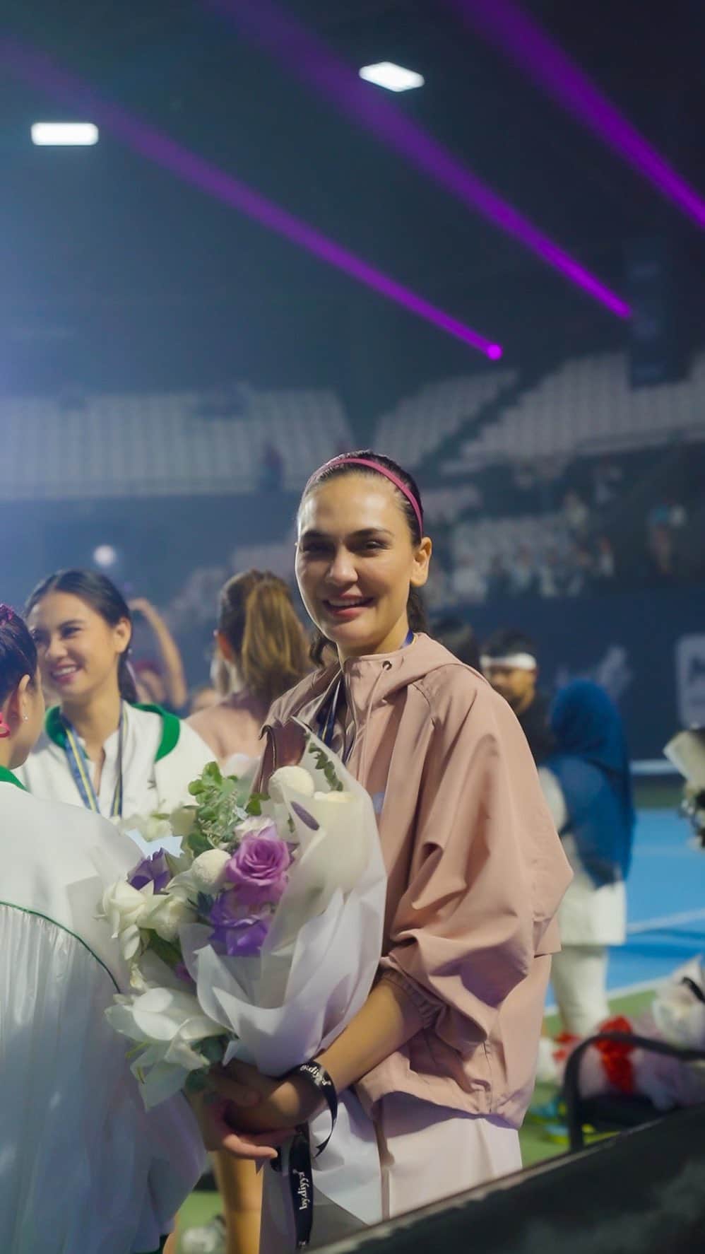 ルナ・マヤのインスタグラム：「Pengalaman yang gak akan aku lupain! Last friday was unforgettable!  Seneng banget bisa menang di Event lagi - lagi tennis kemarin! Untungnya ada andalan ku Plossa Panasin! Apalagi ada gantungannya guyss!  Yang mau kembaran sama aku,  Check Enesis Offical Store ya!」