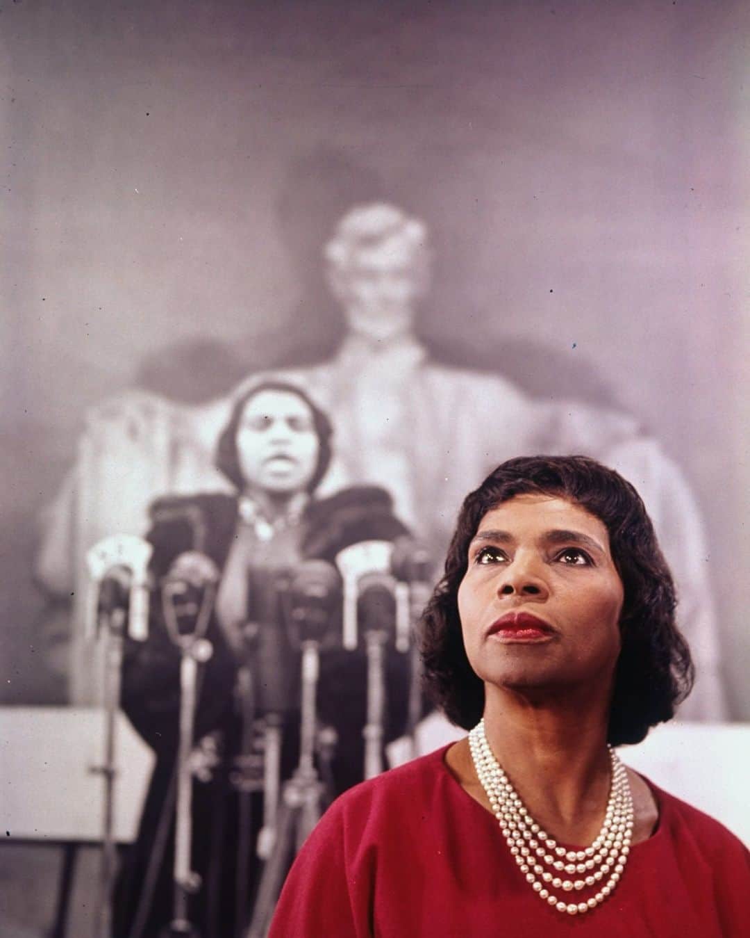 lifeのインスタグラム：「Opera singer Marian Anderson standing in front of a photo of her 1939 free concert at the Lincoln Memorial given after the DAR barred her from performing in their hall for being African American.   Click the link in bio to see more of LIFE’s Greatest Concert Photos! 🎙️  (📷 Walter Sanders, 1960/LIFE Picture Collection)  #LIFEMagazine #LIFEArchive #1960s #MarianAnderson #LIFELegends #Concert #Singer #LincolnMemorial #HistoricalMoments」