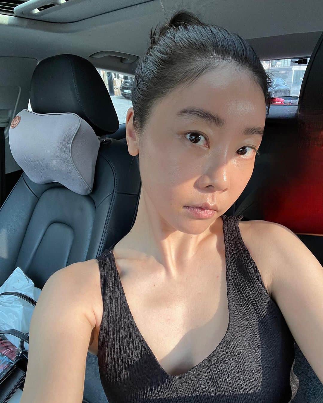 ソジン のインスタグラム：「@bbo0bbo0  님께서 참빗으로 머리 쫙쫙 빗겨 묶어주고 엄청 만족해 하셨습니다. 그리고 꼭 사진을 남기라고 했음. ㅋㅋㅋㅋㅋㅋㅋㅋㅋㅋㅋㅋㅋㅋㅋㅋ 이정도 올빽은 처음 당해봐서 얼떨떨🙄 + 내눈썹 이정도로 화난이유는 어제 눈썹펌제를 바르고 한시간이나 잠들어 버렸기 때문...🙄」