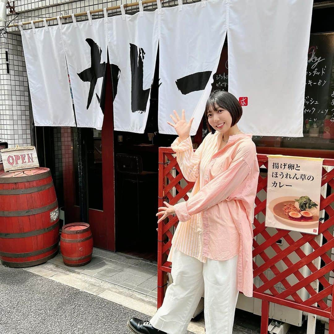 麻倉まりなのインスタグラム：「【PR】 . . . ラーメン！？カレー！？ カレー好きの私もびっくりな 新しいタイプのカレーを食べてきましたっ🍛✨ . . . 本郷三丁目駅からちょっと歩くと 大きく〝カレー″という文字が見えてきます👀 . その暖簾が目印『弍番亭』さん🥰 . . カレーが大好きな私なので とっても楽しみにしていましたっ✨ . . お店に入るとびっくり‼️ 店内は間借りされているとのことで カレー屋さんっぽくなくおしゃれなバーでしたっ🥂✨ . . どんな方でも気楽に入れる雰囲気で いいなぁと思いましたっ☺️✨ . . カレーは . 【定番】 ◎ポークカレー ◎手仕込みヒレカツカレー . 【看板メニュー】 ◎揚げ卵とほうれん草のカレー . 【新メニュー】 ◎ふわトロオムレツカレー ◎ふわトロオムレツ&カツカレー ◎エビフライカレー ◎ミックスフライカレー（エビ&ヒレカツ） . . . と盛りだくさんでしたが… . 私はふわトロ卵に目がないので 『ふわトロオムレツカレー』に即決しました‼︎ . . . 運ばれてきていざ一口… . 最初はフルーティで甘口かな？なんて思ったのも束の間 あとからしっかりスパイシー🔥 . そして後味はなんだか何かに似ている…🤔 . . . あっ！！ラーメン食べた後のあの口だ…。 またついついもう一口食べたくなるような あの後味なんです🤤💓 . . . ルー自体はさらっと系で スープカレーに割と近い感じで軽いので 気づけば完食してましたっ🤭 . . 量は結構ボリューミーだったので しっかり満腹になれると思います👍 . (たくさん食べられる方でもご安心を✨ メニューにはライス大盛無料と書いてありましたよっ‼︎) . . . カレーは以前から大好きで . 旅行先では必ずお土産でレトルトカレーを買うし、 スーパーに行けば必ず新作レトルトカレーを買い漁り、 最近では更にカレー屋巡りにもはまっていて… . . そんな私でも 今までに出会ったことのないタイプの 美味しいカレーでしたっ🍛💕 . . . 大満足でしたっ✨ ありがとうございました😊 【弍番亭】様 (@curry_nibantei ) . . . . . PR @curry_nibantei #本郷三丁目グルメ #御茶ノ水グルメ #東京カレー部 #東京カレー #文京区グルメ #御茶ノ水ランチ #弐番亭 #本郷三丁目カレー」