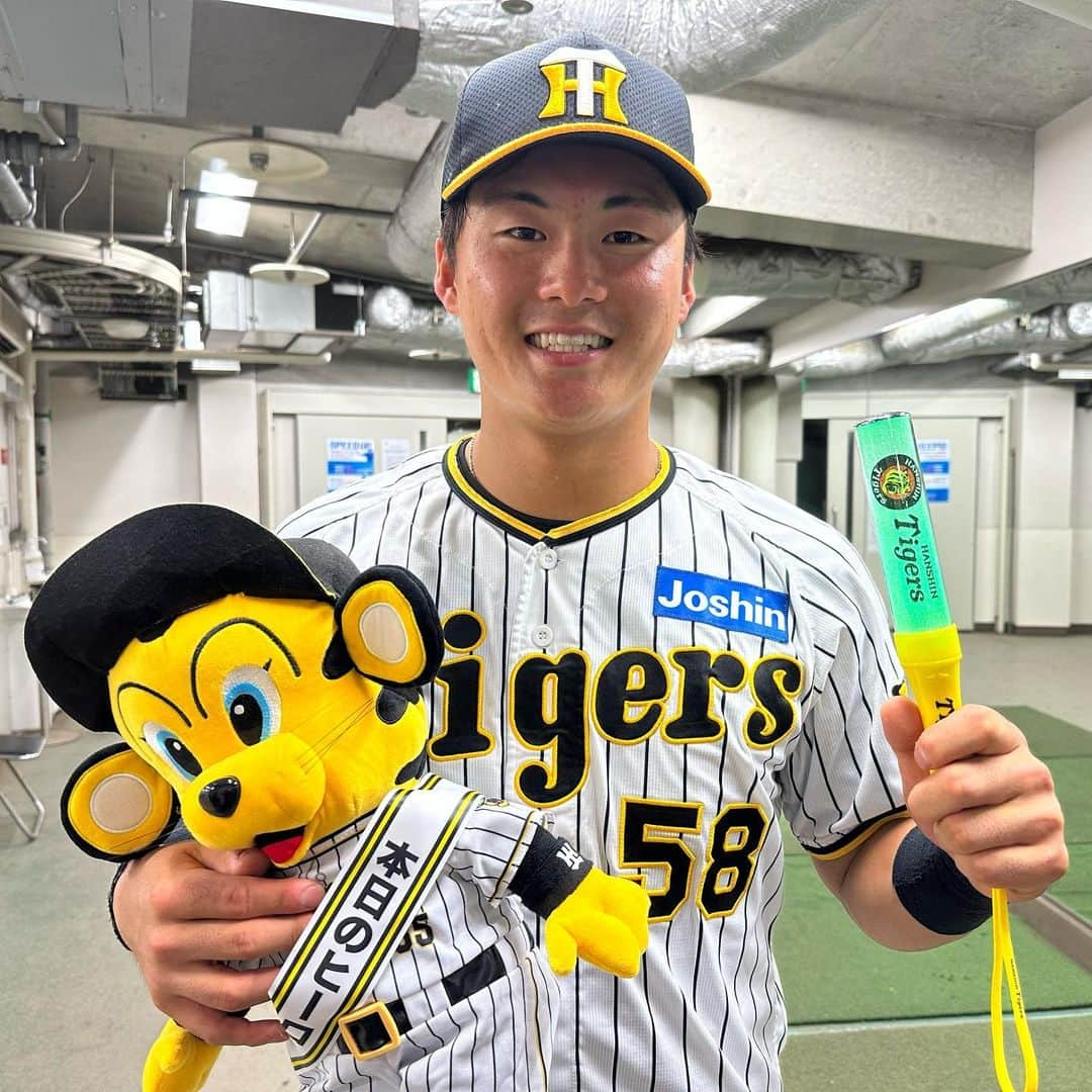 阪神タイガースさんのインスタグラム写真 - (阪神タイガースInstagram)「初めてのお立ち台に立った#前川右京 選手 ！この日がお誕生日の『お兄ちゃん』に、甲子園のお立ち台から感謝の思いを届けました！球団公式YouTubeでは、前川選手の初々しい初ヒーローの舞台裏を配信中です！ぜひご覧ください！ #阪神タイガース  #前川右京 選手 #初猛打賞 #初ヒーロー  #ARE」6月28日 0時40分 - hanshintigers_official