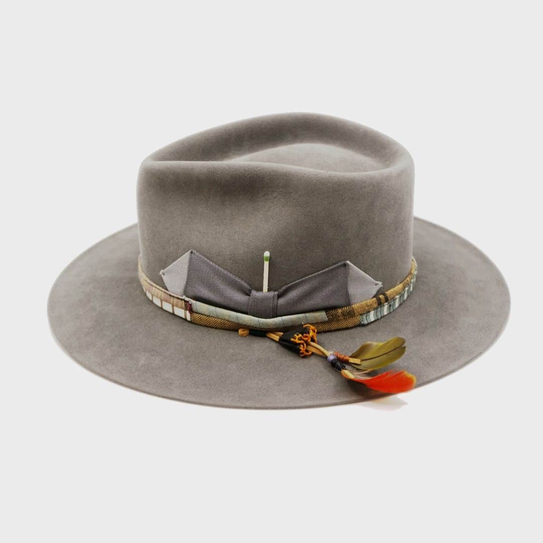 Nick Fouquetさんのインスタグラム写真 - (Nick FouquetInstagram)「Introducing Nick Fouquet Spring Summer 2023 "Quantum Parasol" Collection   Featuring the Mèlange hat.  100% felt hat in Slate Grey  Western  Weight  ½” NF multi fabric band and cord  Double tonal grey grosgrain bow Leather patches and molt harvested parrot feather  Flat brim Made in USA」6月28日 1時00分 - nickfouquet