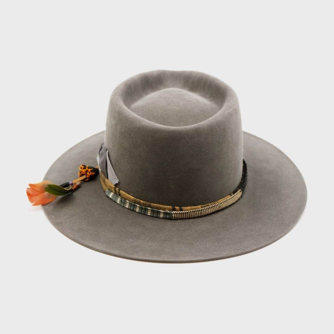 Nick Fouquetさんのインスタグラム写真 - (Nick FouquetInstagram)「Introducing Nick Fouquet Spring Summer 2023 "Quantum Parasol" Collection   Featuring the Mèlange hat.  100% felt hat in Slate Grey  Western  Weight  ½” NF multi fabric band and cord  Double tonal grey grosgrain bow Leather patches and molt harvested parrot feather  Flat brim Made in USA」6月28日 1時00分 - nickfouquet