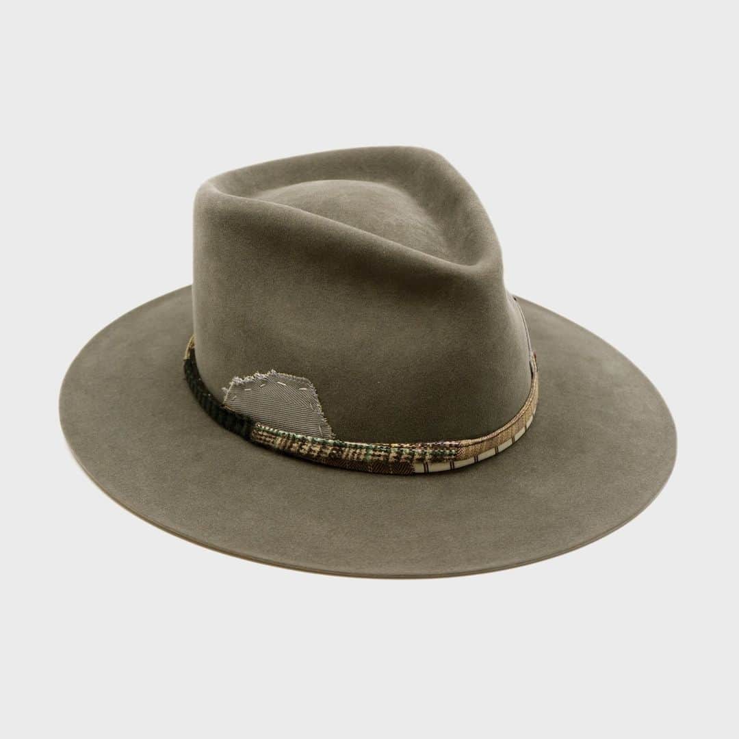 Nick Fouquetさんのインスタグラム写真 - (Nick FouquetInstagram)「Introducing Nick Fouquet Spring Summer 2023 "Quantum Parasol" Collection   Featuring the Mèlange hat.  100% felt hat in Slate Grey  Western  Weight  ½” NF multi fabric band and cord  Double tonal grey grosgrain bow Leather patches and molt harvested parrot feather  Flat brim Made in USA」6月28日 1時00分 - nickfouquet