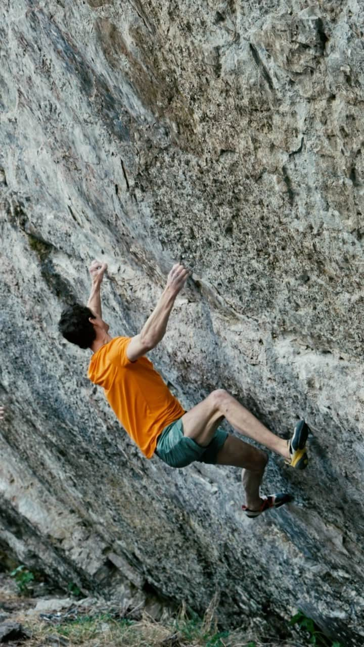 アダム・オンドラのインスタグラム：「What’s the theory behind using two different shoes in a recent video from bouldering hell on my YouTube channel? 😎 Actually, my shoe choice often makes sense - for example, a stiffer or softer shoe for a specific foothold or heelhook. In this case, it was just convenience - I chose the same combination as for Project Big - simply, these were the shoes that were perfectly broken up - not too new, not too old 👌  Watch the new video from Norway 🇳🇴 on my YouTube channel ✌️  #adamondra #AO #norway #hell #bouldering #boulderproblem #climbing」