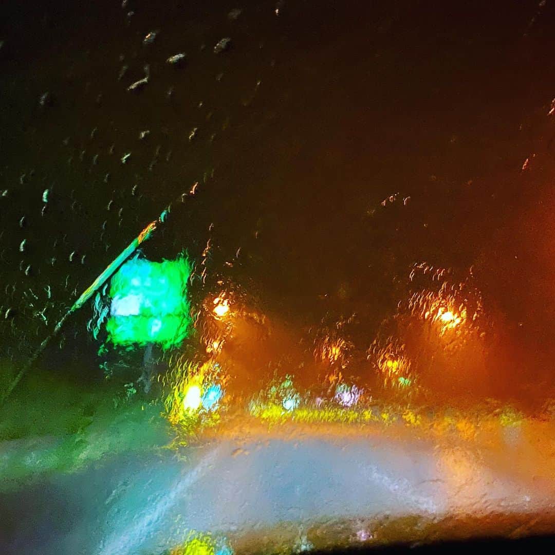 森本千絵さんのインスタグラム写真 - (森本千絵Instagram)「#スプラッシュドライブ  昨日の夜8時出発  自家用車で、世田谷から上越妙高までの４時間運転。  プロデューサーのＯPさんと（笑）2人で交代で運転。  深夜2時到着予定ですが 豪雨で 前が見えず、もはや絵画のよう。  （わたしは前半担当だったんで、現在助手席で応援中）  さぁ、明日からしばらく山奥で撮影です♫  #ざわざわする #どんな天候も受け入れる覚悟の撮影  #疲弊するOPが窓ガラスを自動ドアと勘違いして突っ込む事件」6月28日 0時45分 - chiemorimoto_goen