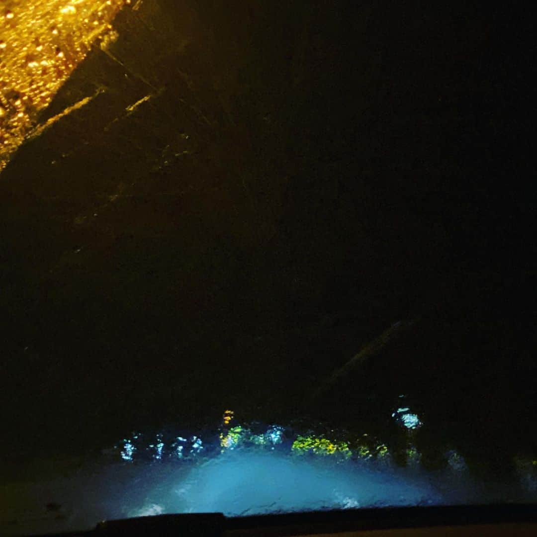 森本千絵さんのインスタグラム写真 - (森本千絵Instagram)「#スプラッシュドライブ  昨日の夜8時出発  自家用車で、世田谷から上越妙高までの４時間運転。  プロデューサーのＯPさんと（笑）2人で交代で運転。  深夜2時到着予定ですが 豪雨で 前が見えず、もはや絵画のよう。  （わたしは前半担当だったんで、現在助手席で応援中）  さぁ、明日からしばらく山奥で撮影です♫  #ざわざわする #どんな天候も受け入れる覚悟の撮影  #疲弊するOPが窓ガラスを自動ドアと勘違いして突っ込む事件」6月28日 0時45分 - chiemorimoto_goen