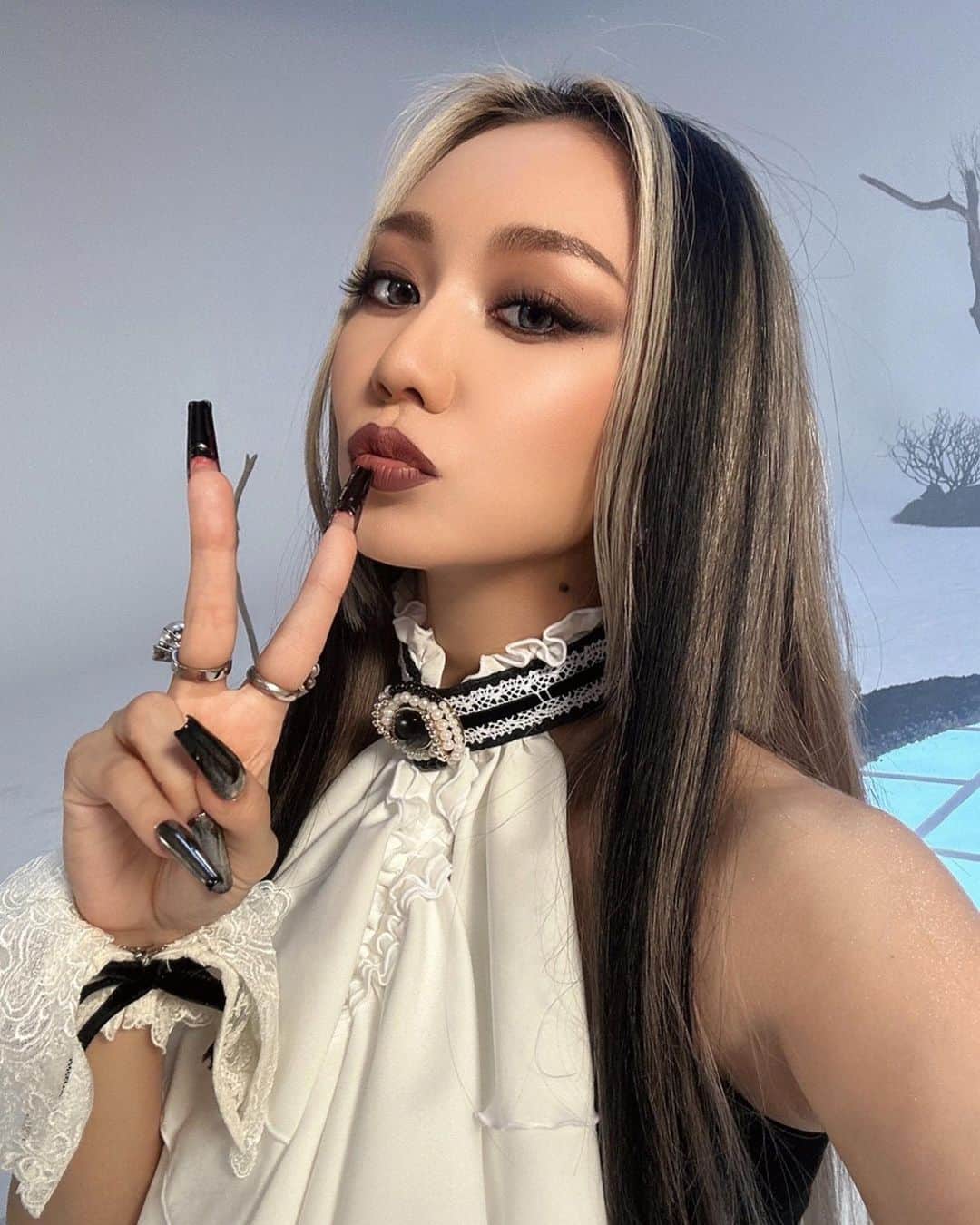 倖田來未のインスタグラム：「. まだ何の撮影とは言えませんが、、、 本日撮影でした。 ひさびさにとんがりコーンネイル💅あげーーっ 強めってことで、唇もオーバーめ💋でお送りしてますー笑笑  #kodakumi #倖田來未」