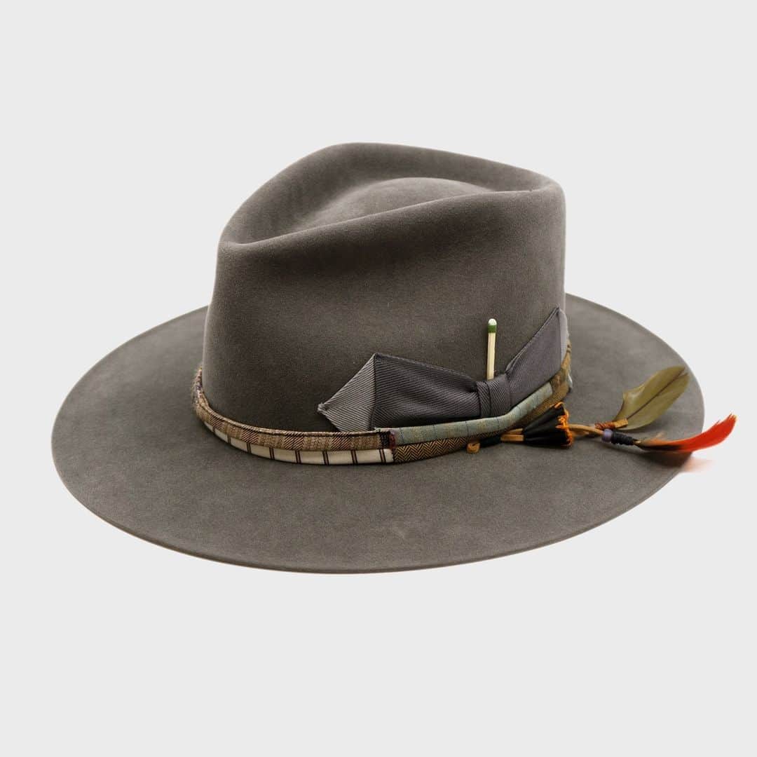 Nick Fouquetのインスタグラム：「Introducing Nick Fouquet Spring Summer 2023 "Quantum Parasol" Collection   Featuring the Mèlange hat.  100% felt hat in Slate Grey  Western  Weight  ½” NF multi fabric band and cord  Double tonal grey grosgrain bow Leather patches and molt harvested parrot feather  Flat brim Made in USA」