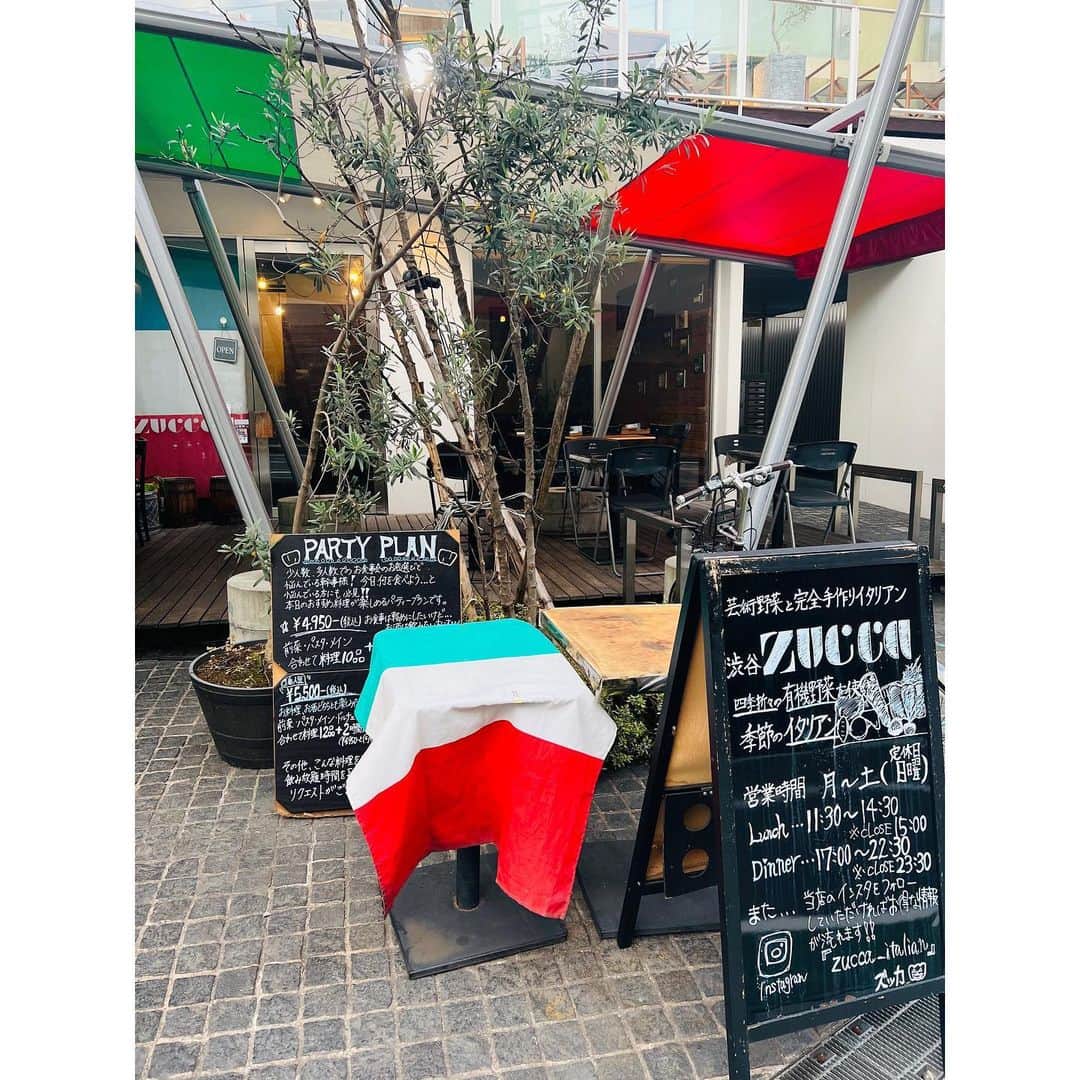 有明ゆなさんのインスタグラム写真 - (有明ゆなInstagram)「渋谷にある イタリアンのお店 @zucca_italian さんに デザートまでついた しっかりイタリアンコース 『35プラン』を堪能してきた💋 . 《前菜》 さっぱりからフライまで 少しづつゆっくりと楽しめた🍴 . 《グリル》 ごろっと野菜と お肉の３種たちを ガッツリ楽しめるプレート🍖 お肉柔らかくて そのままでも美味しい🩷 . 《パスタ》 パスタの量を ちゃんと聞いてくれて 少なめ・普通・大盛り お腹の満たされてぐあいを 確認してくれるのは嬉しい🥹 ゆなはもちろん大盛りです🔥 ガハハハハハハ . 《デザート》 デザートの種類が めっちゃ多くて ちゃんと悩んだ😦‼️ 悩みすぎて 何種類か忘れてしまったが💦 きっと10種類はあった！！！ 見慣れない【カタラーナ】 というものを頼んでみた🎀 冷凍クレームブリュレでした💚 めちゃくちゃ美味しかった🫶 このカタラーナは 何個でも食べれる‼️ . お店の雰囲気も 渋谷だけど まったりできる雰囲気✨ 仕事帰りにふらっとだったり サクッと飲みもできる💐 . テラスもあっていい感じ✨ . . . . PR @zucca_italian #渋谷ズッカ #渋谷イタリアン #渋谷ディナー #渋谷区グルメ #山手線グルメ」6月28日 0時47分 - ariake_yuna