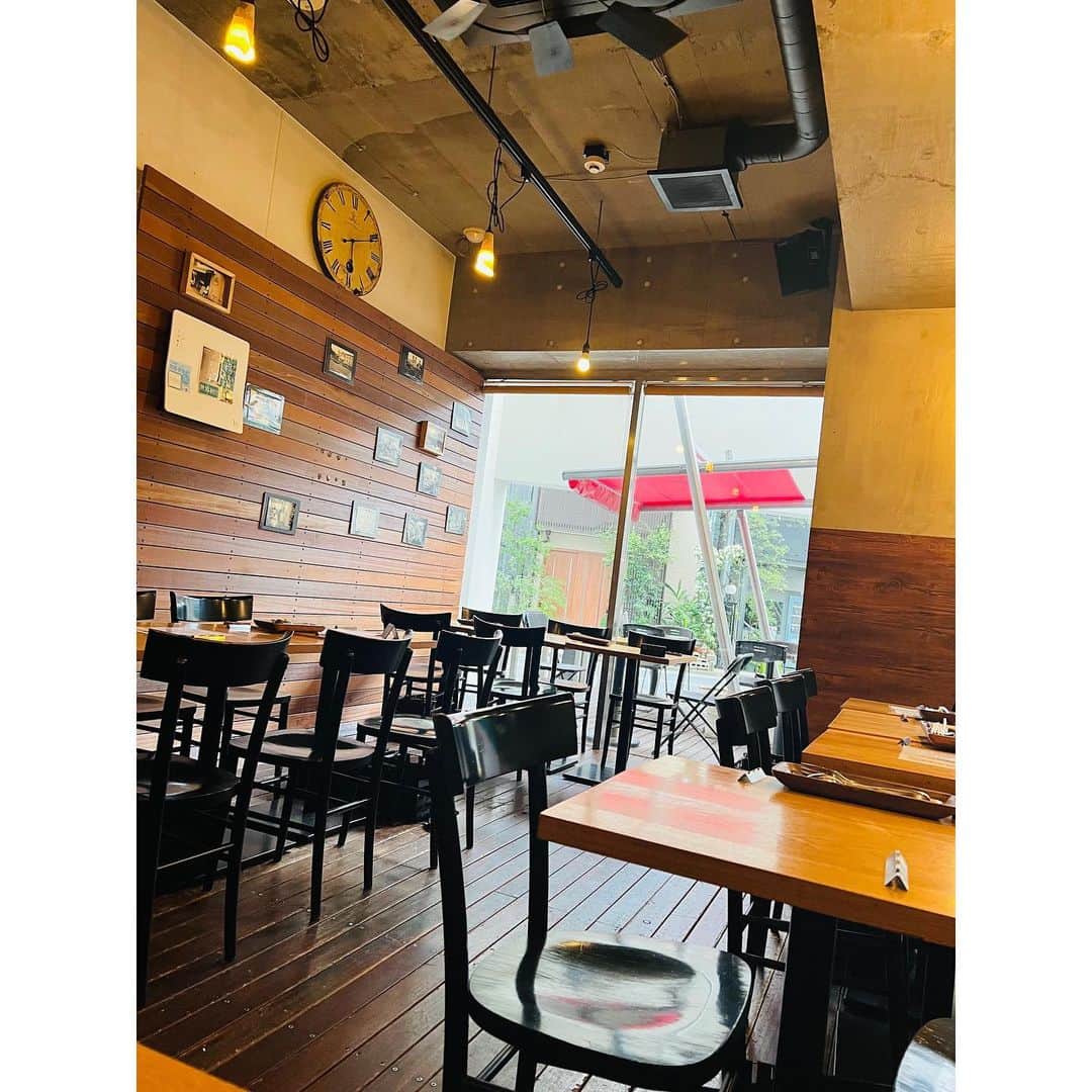 有明ゆなさんのインスタグラム写真 - (有明ゆなInstagram)「渋谷にある イタリアンのお店 @zucca_italian さんに デザートまでついた しっかりイタリアンコース 『35プラン』を堪能してきた💋 . 《前菜》 さっぱりからフライまで 少しづつゆっくりと楽しめた🍴 . 《グリル》 ごろっと野菜と お肉の３種たちを ガッツリ楽しめるプレート🍖 お肉柔らかくて そのままでも美味しい🩷 . 《パスタ》 パスタの量を ちゃんと聞いてくれて 少なめ・普通・大盛り お腹の満たされてぐあいを 確認してくれるのは嬉しい🥹 ゆなはもちろん大盛りです🔥 ガハハハハハハ . 《デザート》 デザートの種類が めっちゃ多くて ちゃんと悩んだ😦‼️ 悩みすぎて 何種類か忘れてしまったが💦 きっと10種類はあった！！！ 見慣れない【カタラーナ】 というものを頼んでみた🎀 冷凍クレームブリュレでした💚 めちゃくちゃ美味しかった🫶 このカタラーナは 何個でも食べれる‼️ . お店の雰囲気も 渋谷だけど まったりできる雰囲気✨ 仕事帰りにふらっとだったり サクッと飲みもできる💐 . テラスもあっていい感じ✨ . . . . PR @zucca_italian #渋谷ズッカ #渋谷イタリアン #渋谷ディナー #渋谷区グルメ #山手線グルメ」6月28日 0時47分 - ariake_yuna