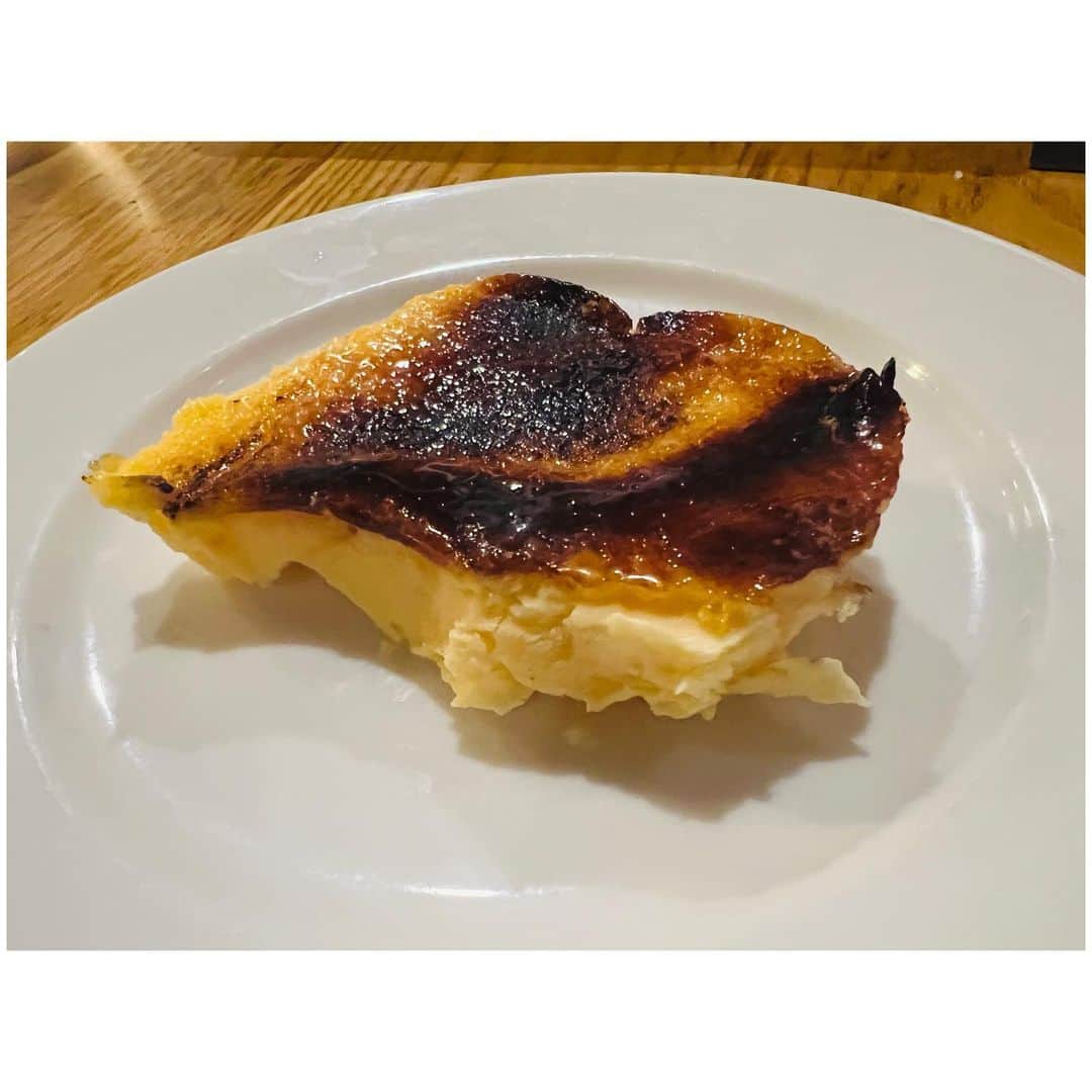 有明ゆなさんのインスタグラム写真 - (有明ゆなInstagram)「渋谷にある イタリアンのお店 @zucca_italian さんに デザートまでついた しっかりイタリアンコース 『35プラン』を堪能してきた💋 . 《前菜》 さっぱりからフライまで 少しづつゆっくりと楽しめた🍴 . 《グリル》 ごろっと野菜と お肉の３種たちを ガッツリ楽しめるプレート🍖 お肉柔らかくて そのままでも美味しい🩷 . 《パスタ》 パスタの量を ちゃんと聞いてくれて 少なめ・普通・大盛り お腹の満たされてぐあいを 確認してくれるのは嬉しい🥹 ゆなはもちろん大盛りです🔥 ガハハハハハハ . 《デザート》 デザートの種類が めっちゃ多くて ちゃんと悩んだ😦‼️ 悩みすぎて 何種類か忘れてしまったが💦 きっと10種類はあった！！！ 見慣れない【カタラーナ】 というものを頼んでみた🎀 冷凍クレームブリュレでした💚 めちゃくちゃ美味しかった🫶 このカタラーナは 何個でも食べれる‼️ . お店の雰囲気も 渋谷だけど まったりできる雰囲気✨ 仕事帰りにふらっとだったり サクッと飲みもできる💐 . テラスもあっていい感じ✨ . . . . PR @zucca_italian #渋谷ズッカ #渋谷イタリアン #渋谷ディナー #渋谷区グルメ #山手線グルメ」6月28日 0時47分 - ariake_yuna