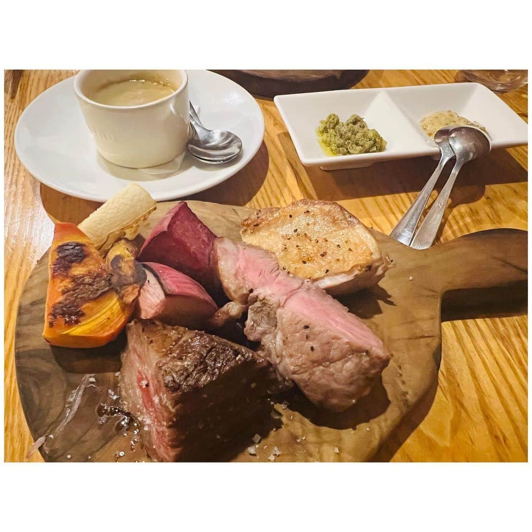 有明ゆなさんのインスタグラム写真 - (有明ゆなInstagram)「渋谷にある イタリアンのお店 @zucca_italian さんに デザートまでついた しっかりイタリアンコース 『35プラン』を堪能してきた💋 . 《前菜》 さっぱりからフライまで 少しづつゆっくりと楽しめた🍴 . 《グリル》 ごろっと野菜と お肉の３種たちを ガッツリ楽しめるプレート🍖 お肉柔らかくて そのままでも美味しい🩷 . 《パスタ》 パスタの量を ちゃんと聞いてくれて 少なめ・普通・大盛り お腹の満たされてぐあいを 確認してくれるのは嬉しい🥹 ゆなはもちろん大盛りです🔥 ガハハハハハハ . 《デザート》 デザートの種類が めっちゃ多くて ちゃんと悩んだ😦‼️ 悩みすぎて 何種類か忘れてしまったが💦 きっと10種類はあった！！！ 見慣れない【カタラーナ】 というものを頼んでみた🎀 冷凍クレームブリュレでした💚 めちゃくちゃ美味しかった🫶 このカタラーナは 何個でも食べれる‼️ . お店の雰囲気も 渋谷だけど まったりできる雰囲気✨ 仕事帰りにふらっとだったり サクッと飲みもできる💐 . テラスもあっていい感じ✨ . . . . PR @zucca_italian #渋谷ズッカ #渋谷イタリアン #渋谷ディナー #渋谷区グルメ #山手線グルメ」6月28日 0時47分 - ariake_yuna