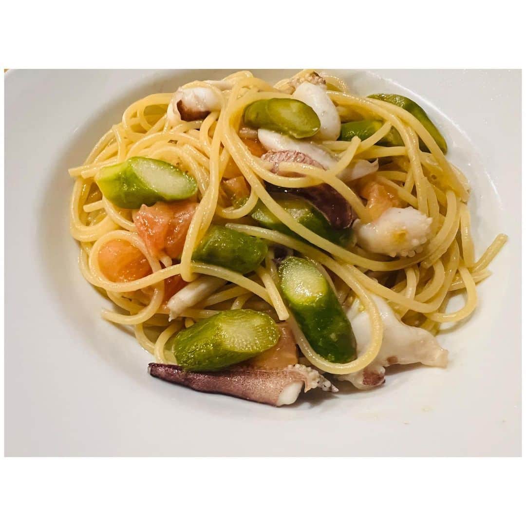 有明ゆなさんのインスタグラム写真 - (有明ゆなInstagram)「渋谷にある イタリアンのお店 @zucca_italian さんに デザートまでついた しっかりイタリアンコース 『35プラン』を堪能してきた💋 . 《前菜》 さっぱりからフライまで 少しづつゆっくりと楽しめた🍴 . 《グリル》 ごろっと野菜と お肉の３種たちを ガッツリ楽しめるプレート🍖 お肉柔らかくて そのままでも美味しい🩷 . 《パスタ》 パスタの量を ちゃんと聞いてくれて 少なめ・普通・大盛り お腹の満たされてぐあいを 確認してくれるのは嬉しい🥹 ゆなはもちろん大盛りです🔥 ガハハハハハハ . 《デザート》 デザートの種類が めっちゃ多くて ちゃんと悩んだ😦‼️ 悩みすぎて 何種類か忘れてしまったが💦 きっと10種類はあった！！！ 見慣れない【カタラーナ】 というものを頼んでみた🎀 冷凍クレームブリュレでした💚 めちゃくちゃ美味しかった🫶 このカタラーナは 何個でも食べれる‼️ . お店の雰囲気も 渋谷だけど まったりできる雰囲気✨ 仕事帰りにふらっとだったり サクッと飲みもできる💐 . テラスもあっていい感じ✨ . . . . PR @zucca_italian #渋谷ズッカ #渋谷イタリアン #渋谷ディナー #渋谷区グルメ #山手線グルメ」6月28日 0時47分 - ariake_yuna