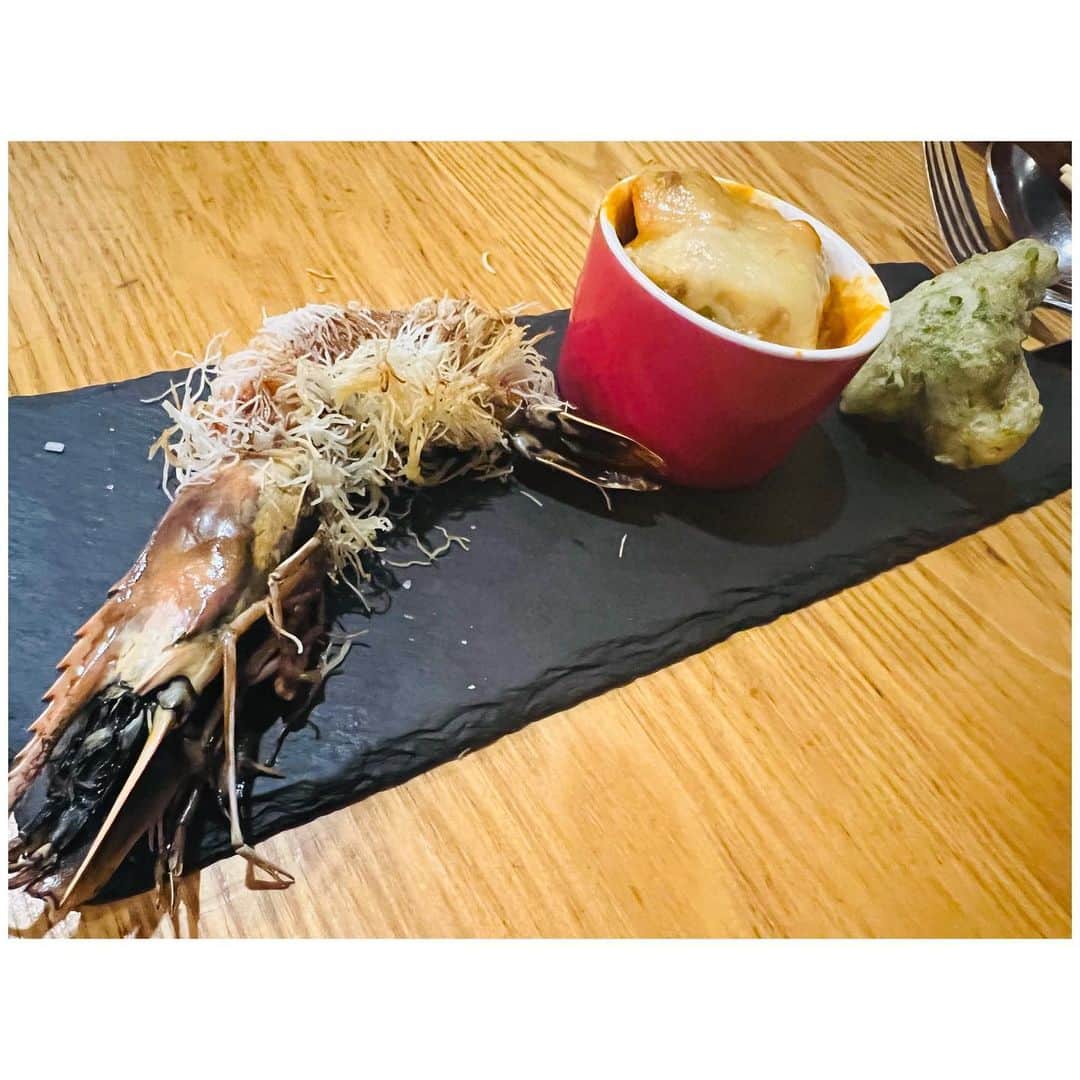 有明ゆなさんのインスタグラム写真 - (有明ゆなInstagram)「渋谷にある イタリアンのお店 @zucca_italian さんに デザートまでついた しっかりイタリアンコース 『35プラン』を堪能してきた💋 . 《前菜》 さっぱりからフライまで 少しづつゆっくりと楽しめた🍴 . 《グリル》 ごろっと野菜と お肉の３種たちを ガッツリ楽しめるプレート🍖 お肉柔らかくて そのままでも美味しい🩷 . 《パスタ》 パスタの量を ちゃんと聞いてくれて 少なめ・普通・大盛り お腹の満たされてぐあいを 確認してくれるのは嬉しい🥹 ゆなはもちろん大盛りです🔥 ガハハハハハハ . 《デザート》 デザートの種類が めっちゃ多くて ちゃんと悩んだ😦‼️ 悩みすぎて 何種類か忘れてしまったが💦 きっと10種類はあった！！！ 見慣れない【カタラーナ】 というものを頼んでみた🎀 冷凍クレームブリュレでした💚 めちゃくちゃ美味しかった🫶 このカタラーナは 何個でも食べれる‼️ . お店の雰囲気も 渋谷だけど まったりできる雰囲気✨ 仕事帰りにふらっとだったり サクッと飲みもできる💐 . テラスもあっていい感じ✨ . . . . PR @zucca_italian #渋谷ズッカ #渋谷イタリアン #渋谷ディナー #渋谷区グルメ #山手線グルメ」6月28日 0時47分 - ariake_yuna