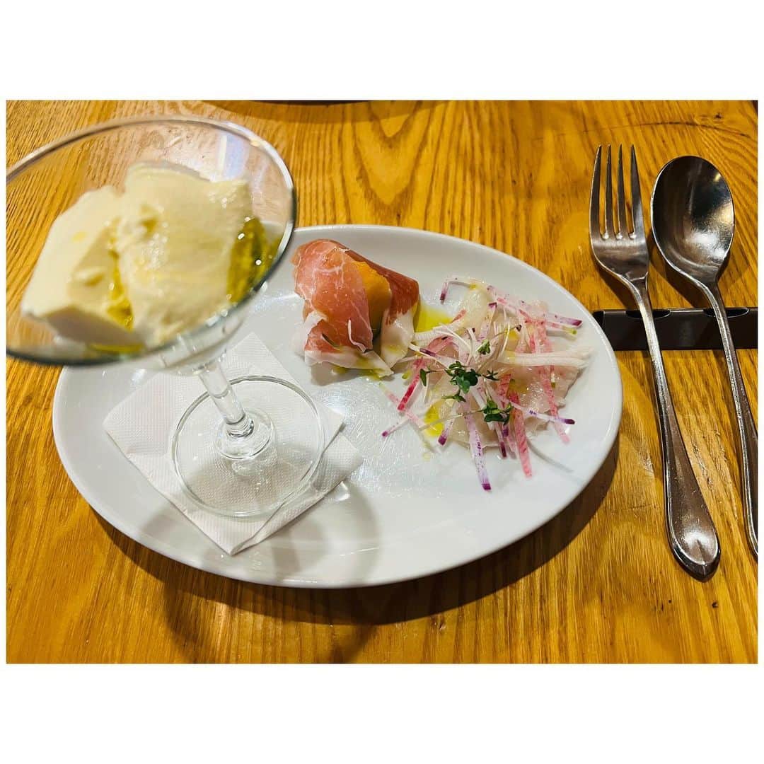 有明ゆなさんのインスタグラム写真 - (有明ゆなInstagram)「渋谷にある イタリアンのお店 @zucca_italian さんに デザートまでついた しっかりイタリアンコース 『35プラン』を堪能してきた💋 . 《前菜》 さっぱりからフライまで 少しづつゆっくりと楽しめた🍴 . 《グリル》 ごろっと野菜と お肉の３種たちを ガッツリ楽しめるプレート🍖 お肉柔らかくて そのままでも美味しい🩷 . 《パスタ》 パスタの量を ちゃんと聞いてくれて 少なめ・普通・大盛り お腹の満たされてぐあいを 確認してくれるのは嬉しい🥹 ゆなはもちろん大盛りです🔥 ガハハハハハハ . 《デザート》 デザートの種類が めっちゃ多くて ちゃんと悩んだ😦‼️ 悩みすぎて 何種類か忘れてしまったが💦 きっと10種類はあった！！！ 見慣れない【カタラーナ】 というものを頼んでみた🎀 冷凍クレームブリュレでした💚 めちゃくちゃ美味しかった🫶 このカタラーナは 何個でも食べれる‼️ . お店の雰囲気も 渋谷だけど まったりできる雰囲気✨ 仕事帰りにふらっとだったり サクッと飲みもできる💐 . テラスもあっていい感じ✨ . . . . PR @zucca_italian #渋谷ズッカ #渋谷イタリアン #渋谷ディナー #渋谷区グルメ #山手線グルメ」6月28日 0時47分 - ariake_yuna
