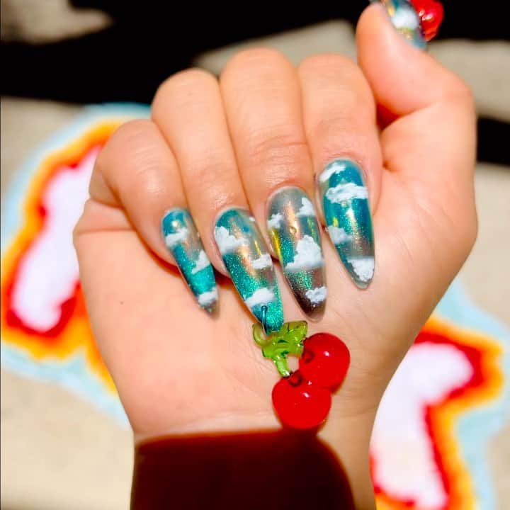 Britney TOKYOのインスタグラム：「LA SUMMER shines ☁️🍒✨   #britneytokyo #nailart」