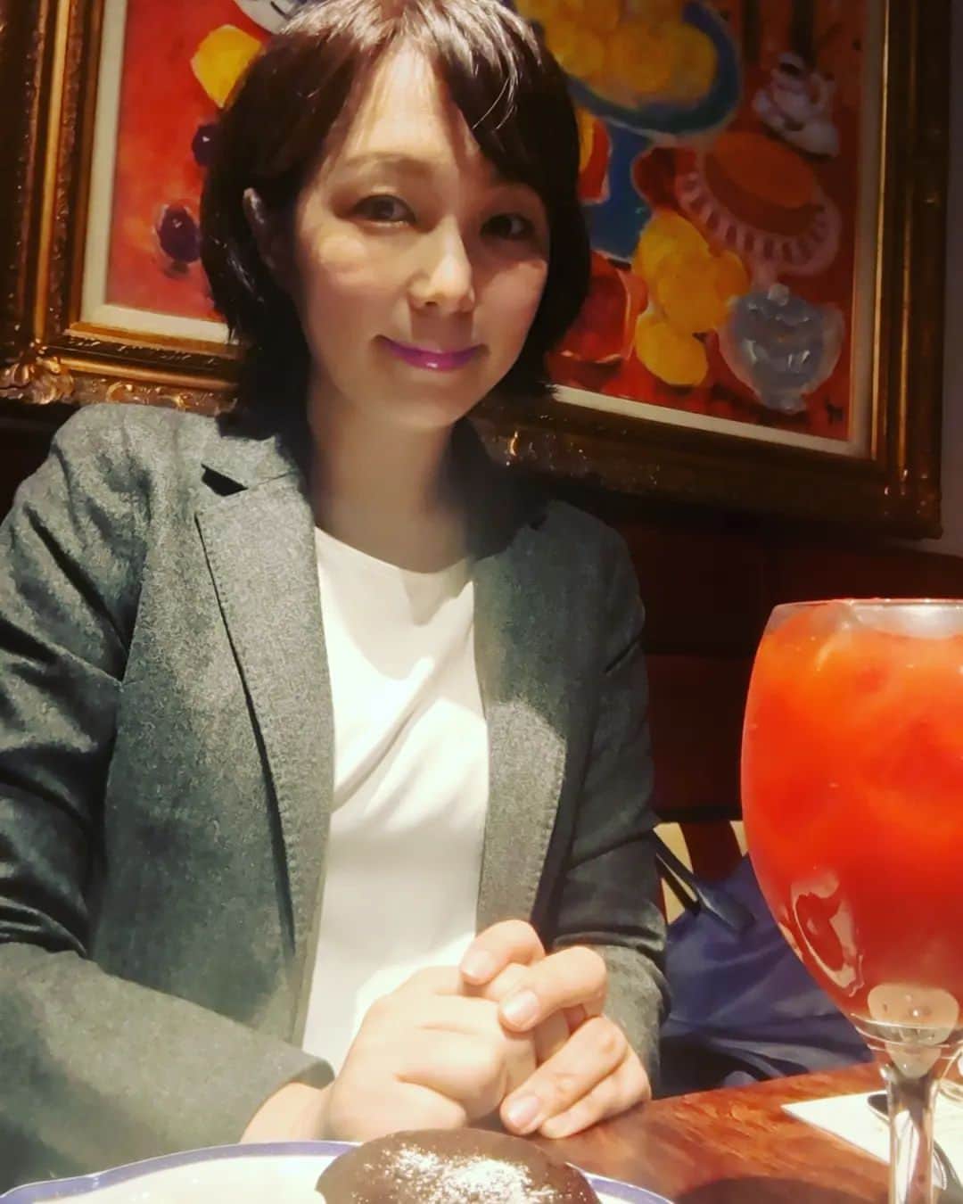 宮田愛子さんのインスタグラム写真 - (宮田愛子Instagram)「都民になって知ったのは、日常は割と生活圏で完結してしまうこと。想像していたよりあちこちに行くことが少ない…。  なので仕事🎤で銀座に行ったり小田急線に乗ったり… 都内の色んなところへ行けるのがすごく楽しいです！！  ひとりカフェで作業できる時間も貴重でありがたい。 価格で言うなら、昔は100円くらいだったものが今は3万円くらいの価値。笑  もちろんチビたちと過ごす時間はプライスレスだけれど✨」6月27日 15時58分 - miyata.aiko