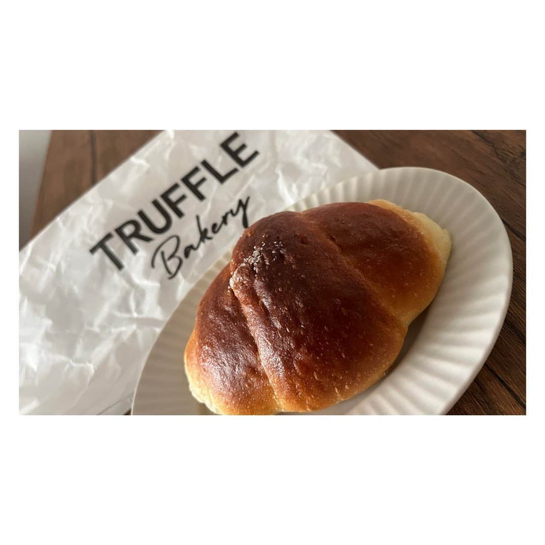 大久保涼香さんのインスタグラム写真 - (大久保涼香Instagram)「⁡ * * * おいしーーいっ🥐✨✨ ⁡ Truffle BAKERYの 白トリュフの塩パン♡ ⁡ 全く並んでいなかったので 無制限に買えました☺️ ⁡ ************************** #trufflebakery #bread #croissant #bakery #soyummy #iloveit #trufflemini #ikebukuro #トリュフべーカリー #白トリュフの塩パン #美味 #これ好き #パン好き #パンすたぐらむ」6月27日 15時50分 - sayaka_okubo