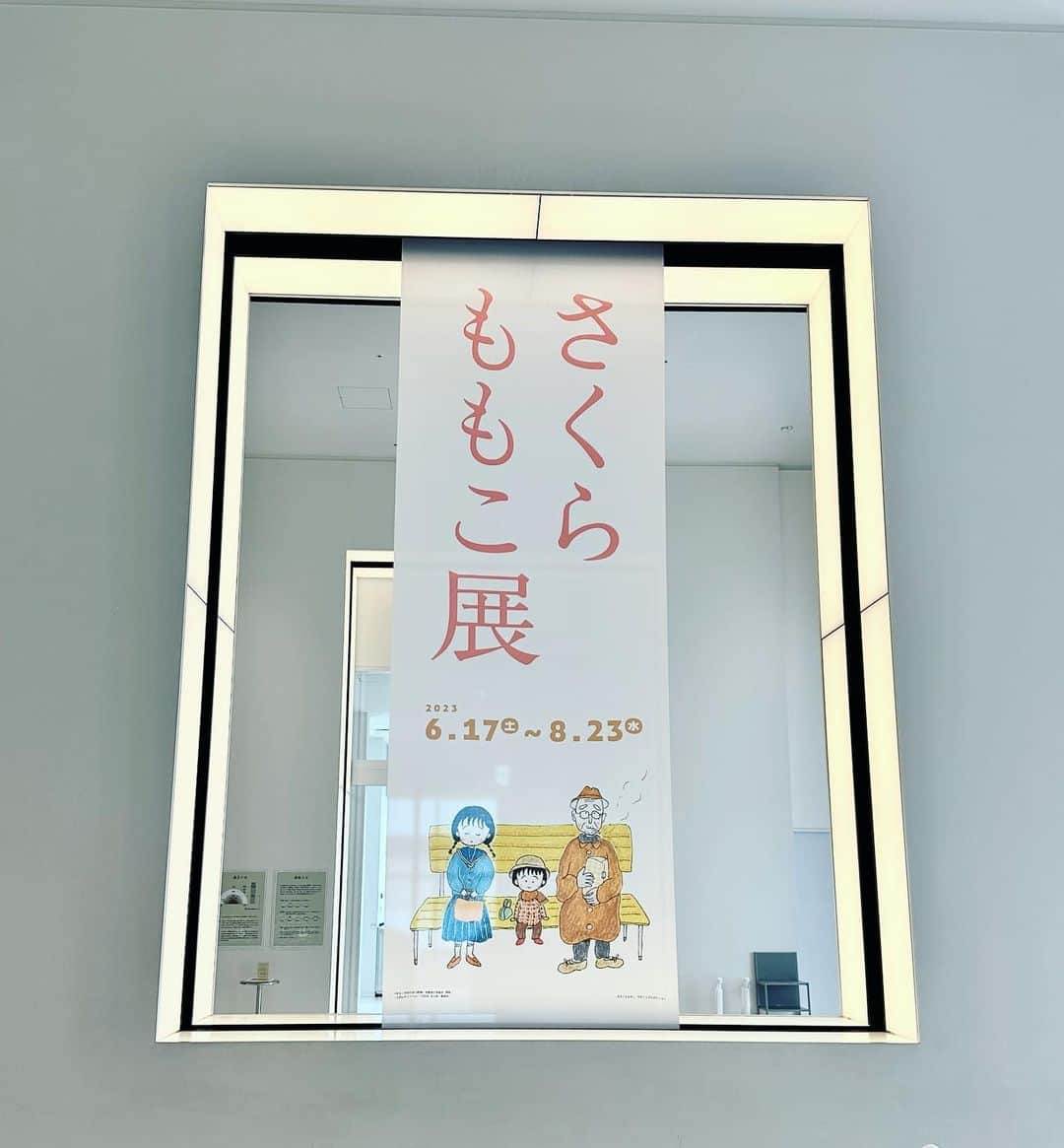 指原莉乃さんのインスタグラム写真 - (指原莉乃Instagram)「#さくらももこ展 東京で開催中は、行けなかったので静岡に行ってきました！👏  とにかく大好きなさくらももこ先生。子供の頃は読書が苦手で、唯一読めるのがさくら先生のエッセイでした。特に好きなエッセイは「あのころ」シリーズ、世界あっちこっちめぐり、そういうふうにできている、宝石物語、ハコイリ娘。（これは好き×好きのコラボなので絶対）かなあ。たくさんありすぎて。  あー！胸がいっぱいです。 ちびまる子ちゃんの原画も、表紙や扉絵の質感も、「本当に描いてるんだ…」となりました。（当たり前） とにかく言葉では言い表せないくらい幸せな空間だったなあ。  あっちこっちめぐりの文庫本あったから買っちゃったよ。家に単行本あるのに。グッズもたくさん買ってしまいました。お気に入りはおてもやんの缶バッジ。  本当にワクワクしたー。 帰ったらエッセイたくさん読んじゃおう。  初めてさわやかのハンバーグも食べました！おいしかった。」6月27日 15時53分 - 345insta
