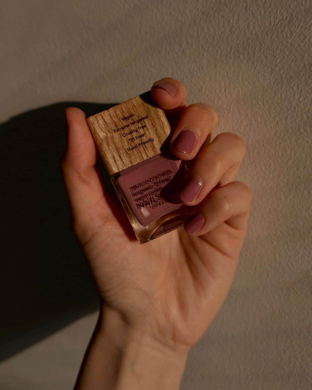 のインスタグラム：「@nailsinc.jp の保湿効果の高いスーパーフードのケール、クロロフィルが配合された潤いを与えてくれるPLANT POWER シリーズ。Nature Nirvanaという温かみのあるモーヴピンクは、塗ると何だかほっとするお気に入りのカラーです。🔮🪜  #nailsinc」