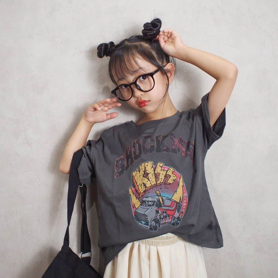 韓国子供服♡smilekids(すまいるきっず) さんのインスタグラム写真 - (韓国子供服♡smilekids(すまいるきっず) Instagram)「* * ☻ご覧頂き有難うございます☻ . . . 2023年　春夏新作♡ . . ロックプリントがお洒落な 半袖Tシャツ販売中です! カラバリ2色🩵 ユニセックスで着用可能です🙆‍♀️  是非、チェックして下さい‼︎  . . 7.500円以上お買い上げ頂いた方は 送料無料となります。 尚、購入後は、同梱などは 受付ておりませんのでご了承下さい。 . . . ♡着画model smilekids ﾓﾆﾀｰﾓﾃﾞﾙ ひすいchan @aaaiiirrr55  size120  . . 🆕新作、続々入荷中♪ webで販売しています♡ . . . . ————————————————— . . web shop http://smilekids888.com/で販売しています← —————————————————— ★ゆうちょ振込での購入も可能です★ web shopより、在庫を確認後  商品名、サイズ、カラーをDMにて 連絡頂けると幸いです☺︎ 確認後のお返事になりますので お時間を頂く場合があります。 在庫が少ない場合や再入荷の人気商品は 取り置きが難しい事があります。 ご了承ください🥺 . . —————————————————— ご購入してくださった方へ✉️ @smilekids888 をタグ付けして投稿して頂いた方を ストーリーにて紹介させて頂きます😍  さらに‥抽選で‥ 毎月、５名様にお買い物で使えるクーポンを プレゼント🎁致します☺️ . 1等‥1.000円OFFクーポン(2名様) 2等‥500円OFFクーポン(3名様) . 沢山のタグ付けをお待ちしています😍  ____________________________________ . . . . . . . ☻webshopには.Instagramプロフより リンクでとべます✈︎✈︎✈︎ http://smilekids888.com/ .  #熊本#山鹿#秋服#今日の服#2021AW #子供服#秋ファッション #秋服コーデ#秋コーデ #リブトップス#背中開きトップス #キッズファッション#キッズファッション女の子  #大人顔負け#大人可愛いコーデ #smilekids #スマイルキッズ #smilekids888 #サイドライン#セットアップ #ジャージ  #キッズコーデ　 #おしゃれさんと繋がりたい」6月27日 16時08分 - smilekids888