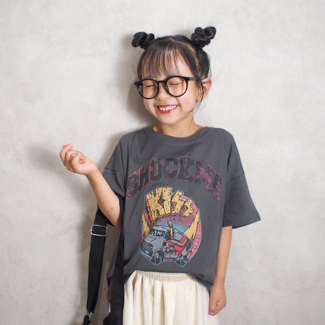 韓国子供服♡smilekids(すまいるきっず) さんのインスタグラム写真 - (韓国子供服♡smilekids(すまいるきっず) Instagram)「* * ☻ご覧頂き有難うございます☻ . . . 2023年　春夏新作♡ . . ロックプリントがお洒落な 半袖Tシャツ販売中です! カラバリ2色🩵 ユニセックスで着用可能です🙆‍♀️  是非、チェックして下さい‼︎  . . 7.500円以上お買い上げ頂いた方は 送料無料となります。 尚、購入後は、同梱などは 受付ておりませんのでご了承下さい。 . . . ♡着画model smilekids ﾓﾆﾀｰﾓﾃﾞﾙ ひすいchan @aaaiiirrr55  size120  . . 🆕新作、続々入荷中♪ webで販売しています♡ . . . . ————————————————— . . web shop http://smilekids888.com/で販売しています← —————————————————— ★ゆうちょ振込での購入も可能です★ web shopより、在庫を確認後  商品名、サイズ、カラーをDMにて 連絡頂けると幸いです☺︎ 確認後のお返事になりますので お時間を頂く場合があります。 在庫が少ない場合や再入荷の人気商品は 取り置きが難しい事があります。 ご了承ください🥺 . . —————————————————— ご購入してくださった方へ✉️ @smilekids888 をタグ付けして投稿して頂いた方を ストーリーにて紹介させて頂きます😍  さらに‥抽選で‥ 毎月、５名様にお買い物で使えるクーポンを プレゼント🎁致します☺️ . 1等‥1.000円OFFクーポン(2名様) 2等‥500円OFFクーポン(3名様) . 沢山のタグ付けをお待ちしています😍  ____________________________________ . . . . . . . ☻webshopには.Instagramプロフより リンクでとべます✈︎✈︎✈︎ http://smilekids888.com/ .  #熊本#山鹿#秋服#今日の服#2021AW #子供服#秋ファッション #秋服コーデ#秋コーデ #リブトップス#背中開きトップス #キッズファッション#キッズファッション女の子  #大人顔負け#大人可愛いコーデ #smilekids #スマイルキッズ #smilekids888 #サイドライン#セットアップ #ジャージ  #キッズコーデ　 #おしゃれさんと繋がりたい」6月27日 16時08分 - smilekids888