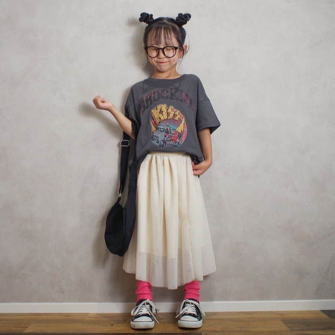 韓国子供服♡smilekids(すまいるきっず) さんのインスタグラム写真 - (韓国子供服♡smilekids(すまいるきっず) Instagram)「* * ☻ご覧頂き有難うございます☻ . . . 2023年　春夏新作♡ . . ロックプリントがお洒落な 半袖Tシャツ販売中です! カラバリ2色🩵 ユニセックスで着用可能です🙆‍♀️  是非、チェックして下さい‼︎  . . 7.500円以上お買い上げ頂いた方は 送料無料となります。 尚、購入後は、同梱などは 受付ておりませんのでご了承下さい。 . . . ♡着画model smilekids ﾓﾆﾀｰﾓﾃﾞﾙ ひすいchan @aaaiiirrr55  size120  . . 🆕新作、続々入荷中♪ webで販売しています♡ . . . . ————————————————— . . web shop http://smilekids888.com/で販売しています← —————————————————— ★ゆうちょ振込での購入も可能です★ web shopより、在庫を確認後  商品名、サイズ、カラーをDMにて 連絡頂けると幸いです☺︎ 確認後のお返事になりますので お時間を頂く場合があります。 在庫が少ない場合や再入荷の人気商品は 取り置きが難しい事があります。 ご了承ください🥺 . . —————————————————— ご購入してくださった方へ✉️ @smilekids888 をタグ付けして投稿して頂いた方を ストーリーにて紹介させて頂きます😍  さらに‥抽選で‥ 毎月、５名様にお買い物で使えるクーポンを プレゼント🎁致します☺️ . 1等‥1.000円OFFクーポン(2名様) 2等‥500円OFFクーポン(3名様) . 沢山のタグ付けをお待ちしています😍  ____________________________________ . . . . . . . ☻webshopには.Instagramプロフより リンクでとべます✈︎✈︎✈︎ http://smilekids888.com/ .  #熊本#山鹿#秋服#今日の服#2021AW #子供服#秋ファッション #秋服コーデ#秋コーデ #リブトップス#背中開きトップス #キッズファッション#キッズファッション女の子  #大人顔負け#大人可愛いコーデ #smilekids #スマイルキッズ #smilekids888 #サイドライン#セットアップ #ジャージ  #キッズコーデ　 #おしゃれさんと繋がりたい」6月27日 16時08分 - smilekids888