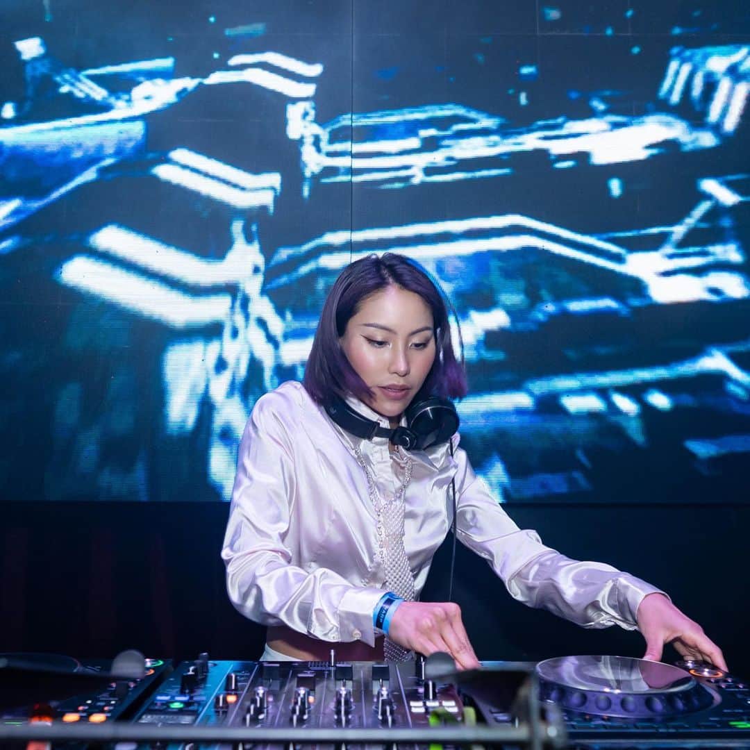 DJLUVのインスタグラム：「GOOD ENERGY ⚪️🪽🩷」
