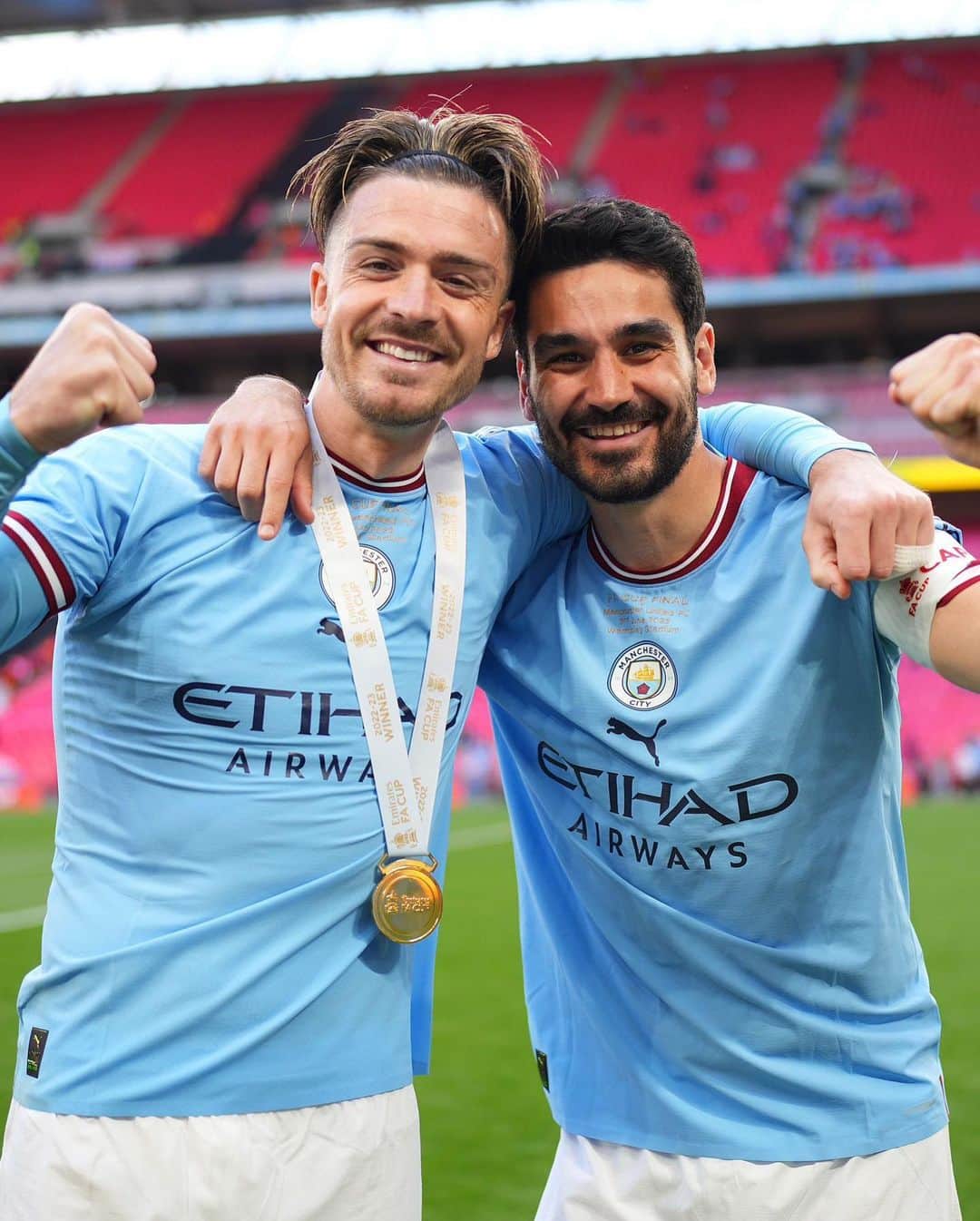 ジャック・グリーリッシュのインスタグラム：「An unbelievable player and more importantly an even greater person. Thank you for all the great memories Gundo! You’ve gave me so many brother 💙 all the best to you and your family on your new chapter legend 💙⚽️ @ilkayguendogan」