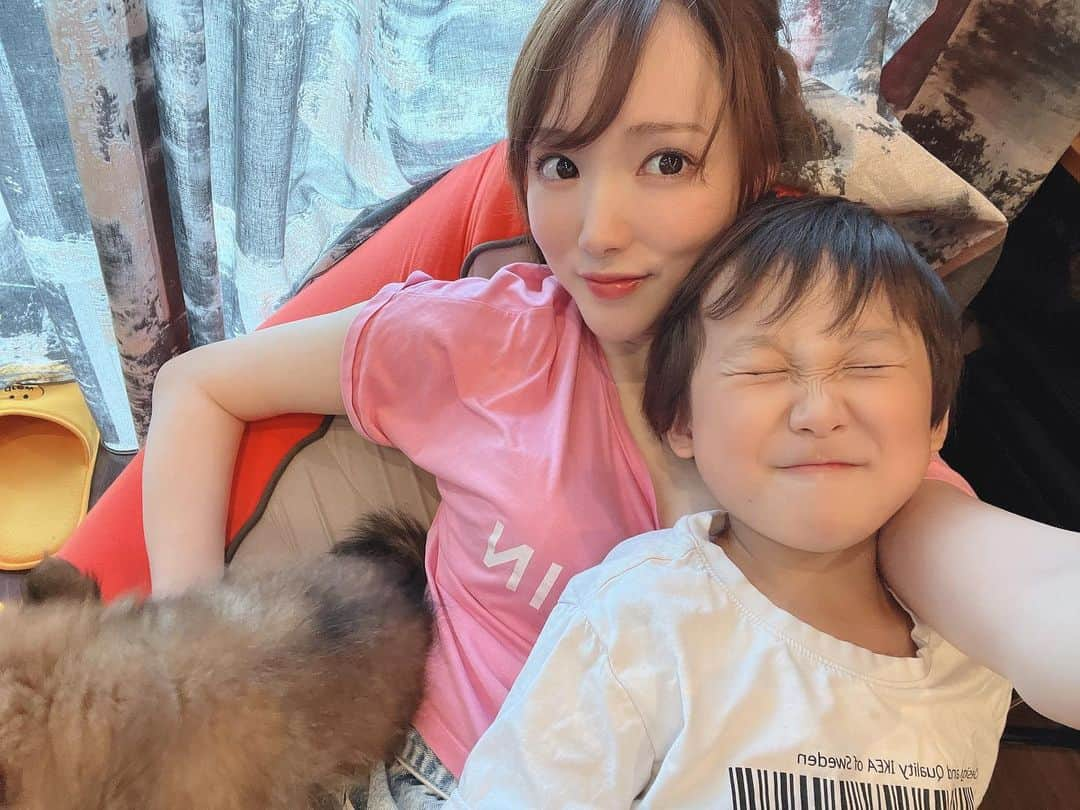 下田美咲さんのインスタグラム写真 - (下田美咲Instagram)「どんどん甘顔イケメンとして頭角を表している、性格が超フェミニンで丁寧で優しくて最高な息子と、甘噛みが止まらない子犬。らぶ。  #長男 #第一子 #5歳 #年長 #親子  #ぽめちわ  #ポメチワ #ペット#生後3ヶ月 #子犬 #小たぬきちゃん #愛犬 #ポメラニアン #チワワ #mix犬」6月27日 16時19分 - shimodamisaki815