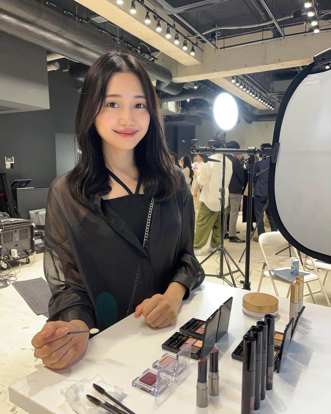 森ニーナのインスタグラム：「ETVOS 2023 秋冬コレクション 新商品発表会に行ってきました✨  瞼の乾燥やたるみが気になる私が大好きなミネラルクラッシィシャドーが初リニューアルしたのでお試しに🥹 2色あって、私のお気に入りはこのぶどうカラー🍇 一見濃い〜色だけどのせてみると ジュワッと自然な血色感🤍 潤って見えるのがツボ🌱  保湿力は高くてもアイプチとかの上からのせても崩れにくかったです👍  @etvos.jp  #etvos #エトヴォス新作 #2023」