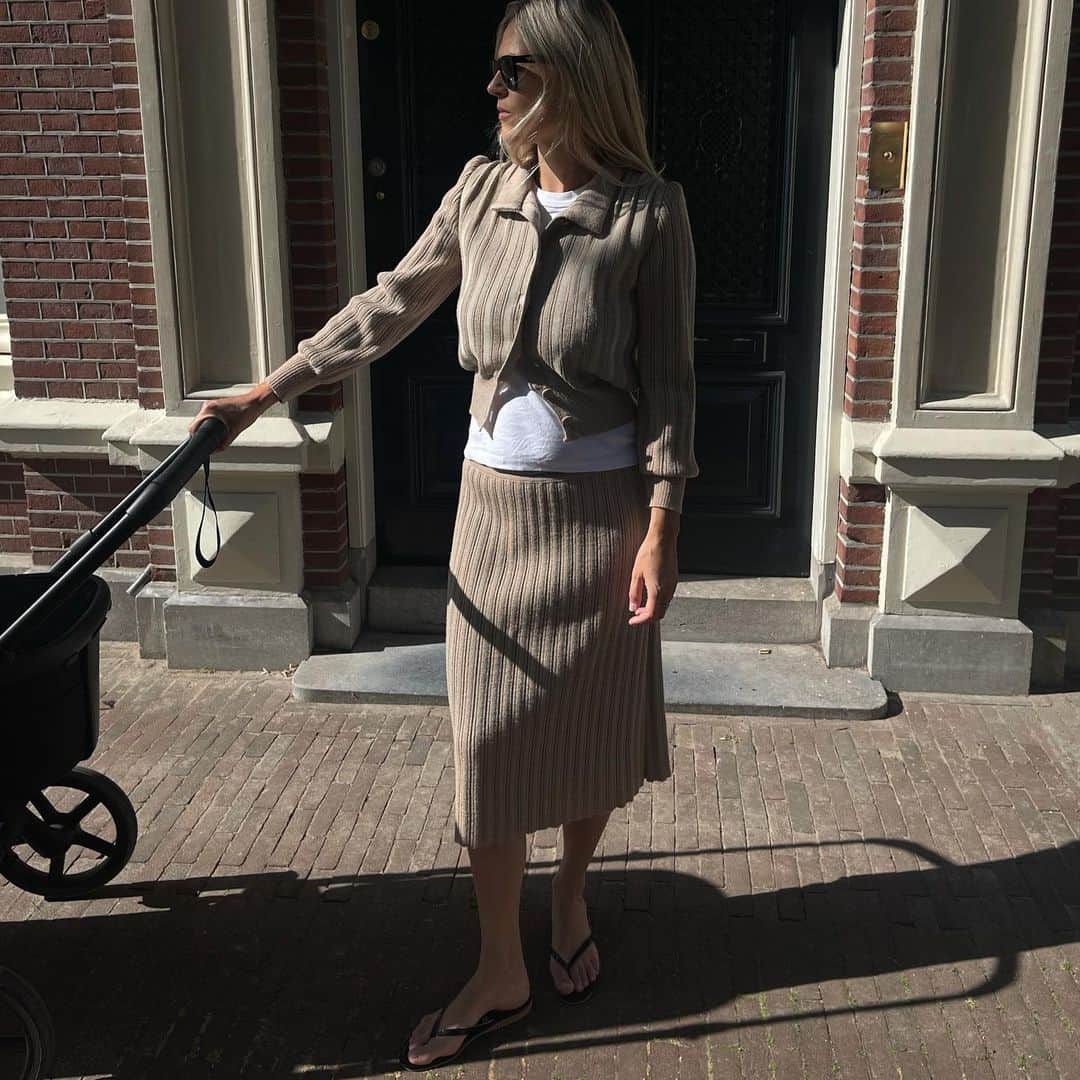 Linda Tolのインスタグラム：「Our daily walk」